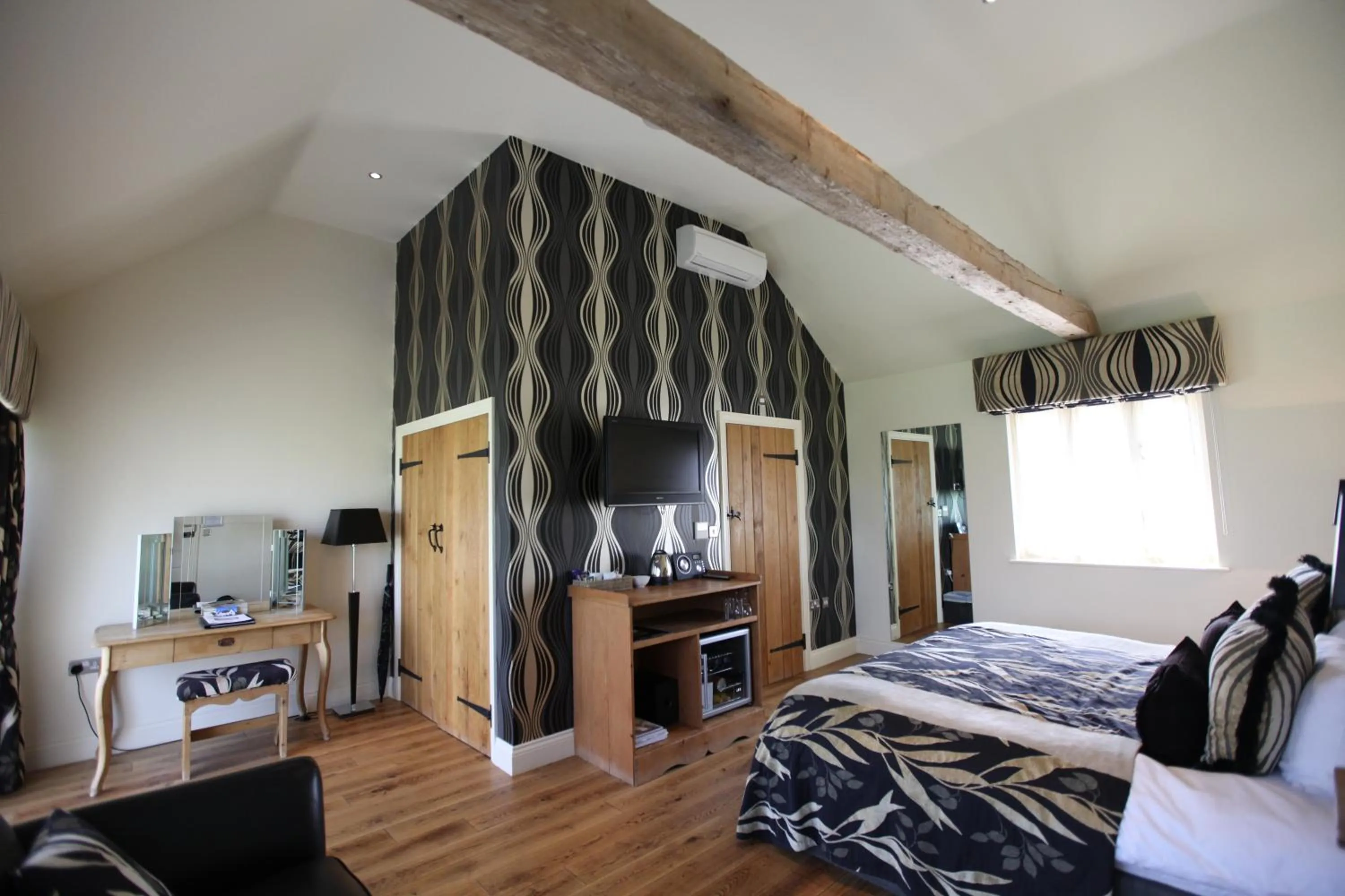 Bedroom, Bed in Channels Hotel