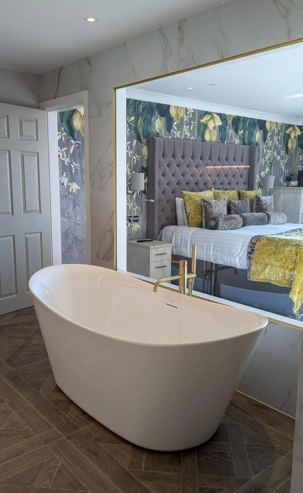 Bath, Bed in Glendower Hotel BW Signature Collection