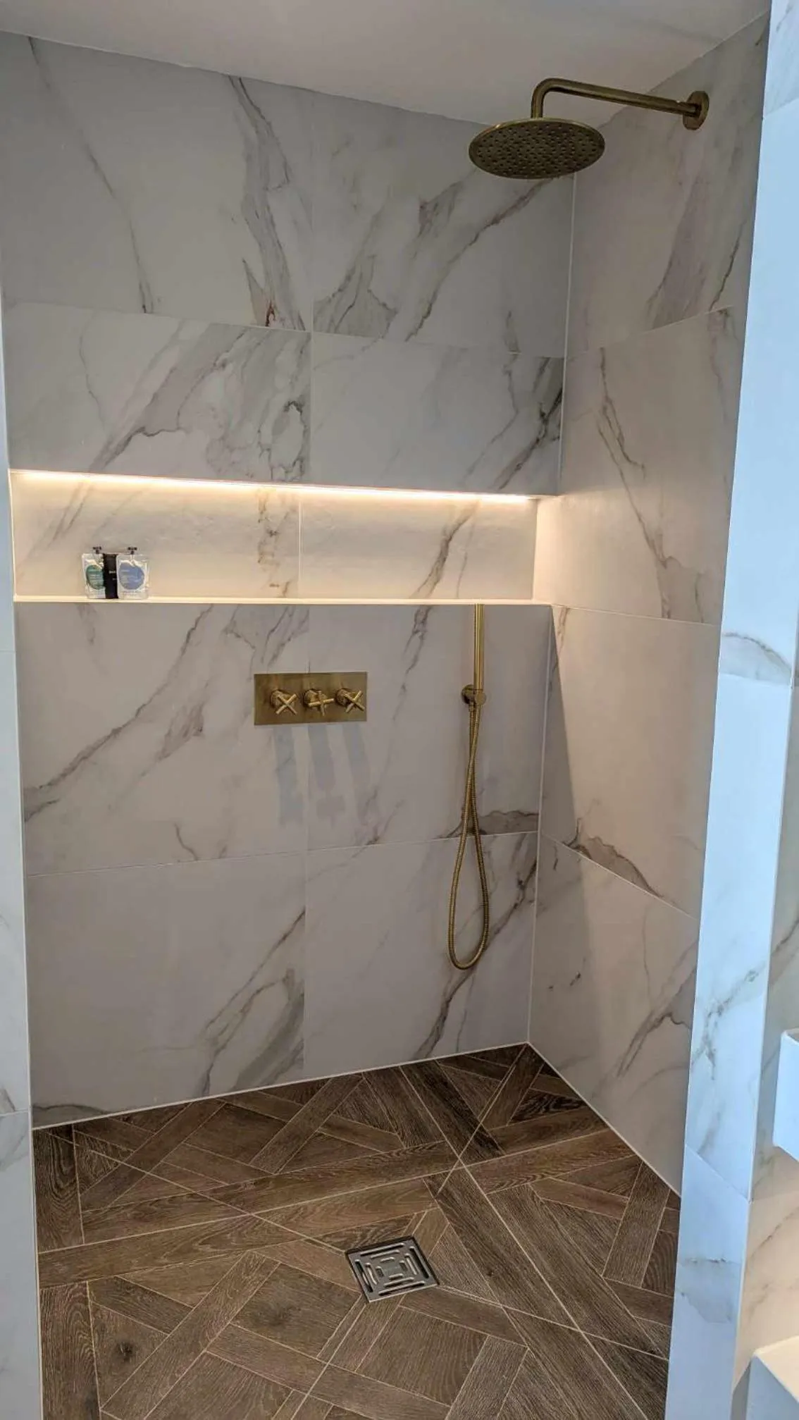 Shower in Glendower Hotel BW Signature Collection