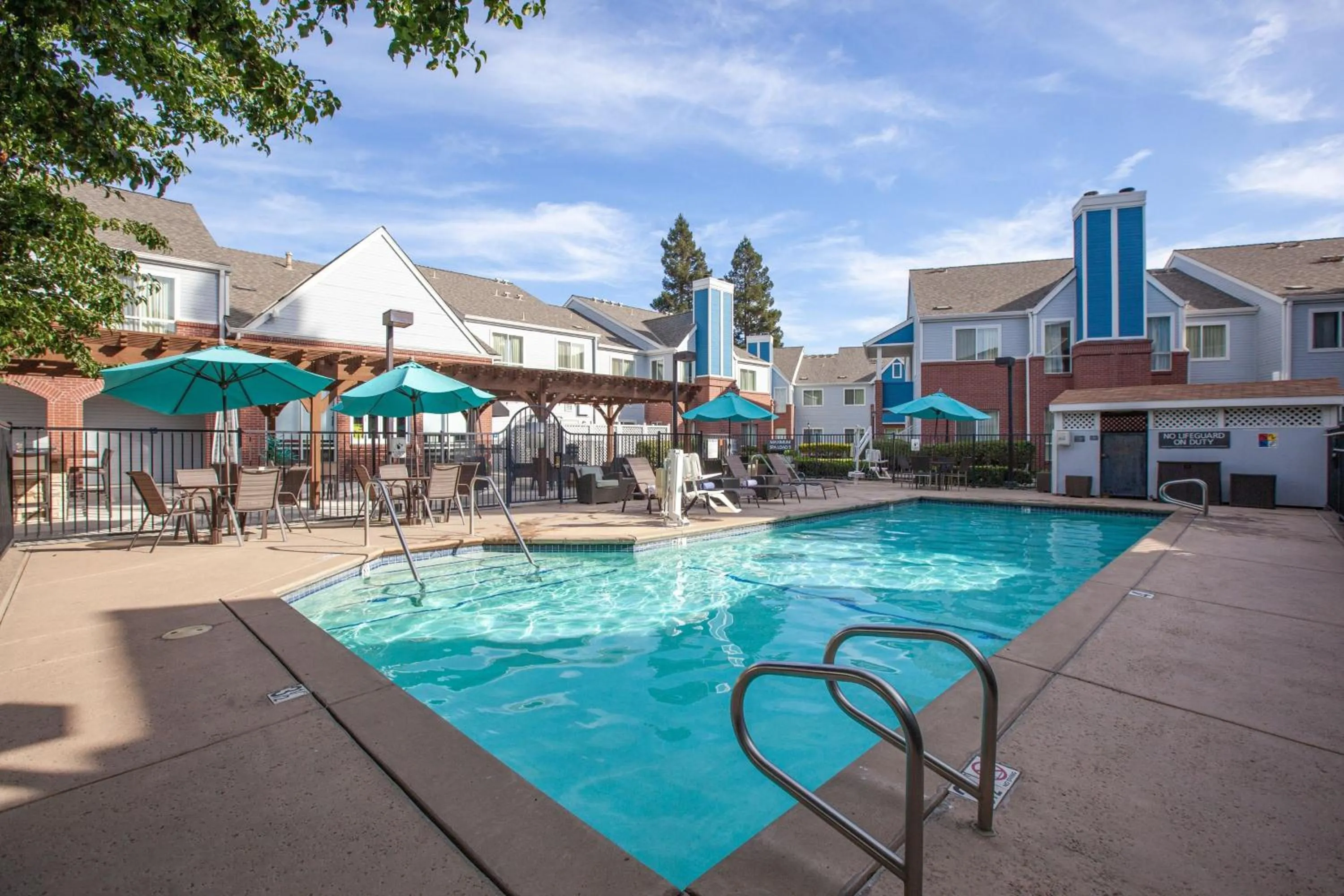 Swimming pool in Residence Inn by Marriott Sacramento Airport Natomas