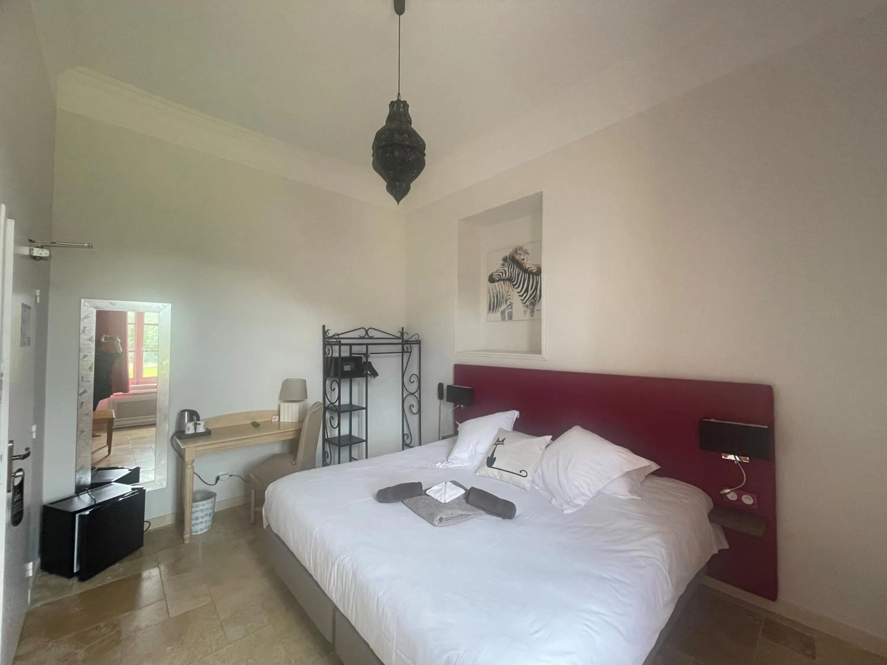 Property building, Bed in Logis Hotel Restaurant Le Domaine de la Régalière