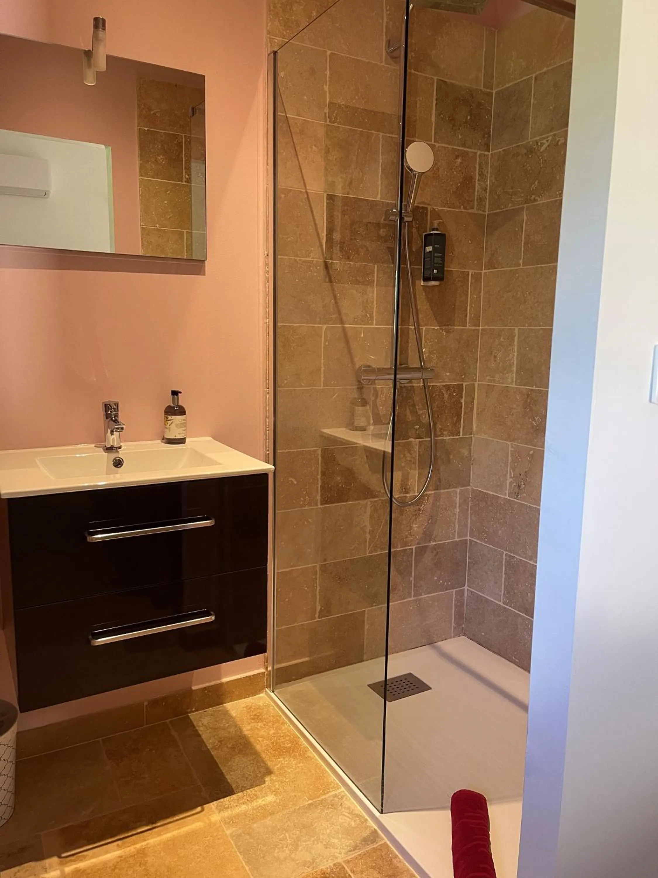 Shower in Logis Hotel Restaurant Le Domaine de la Régalière