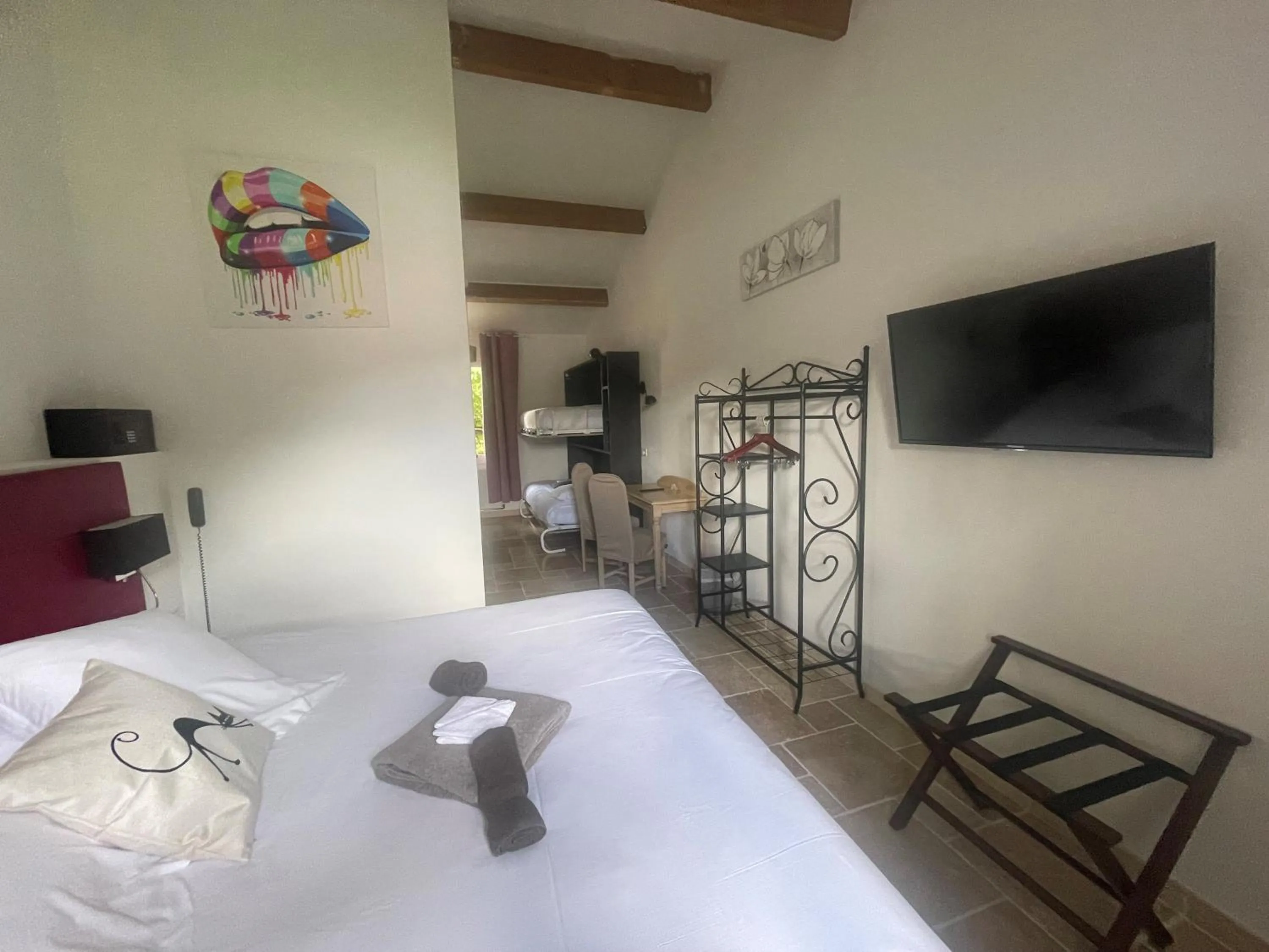 Property building, Bed in Logis Hotel Restaurant Le Domaine de la Régalière