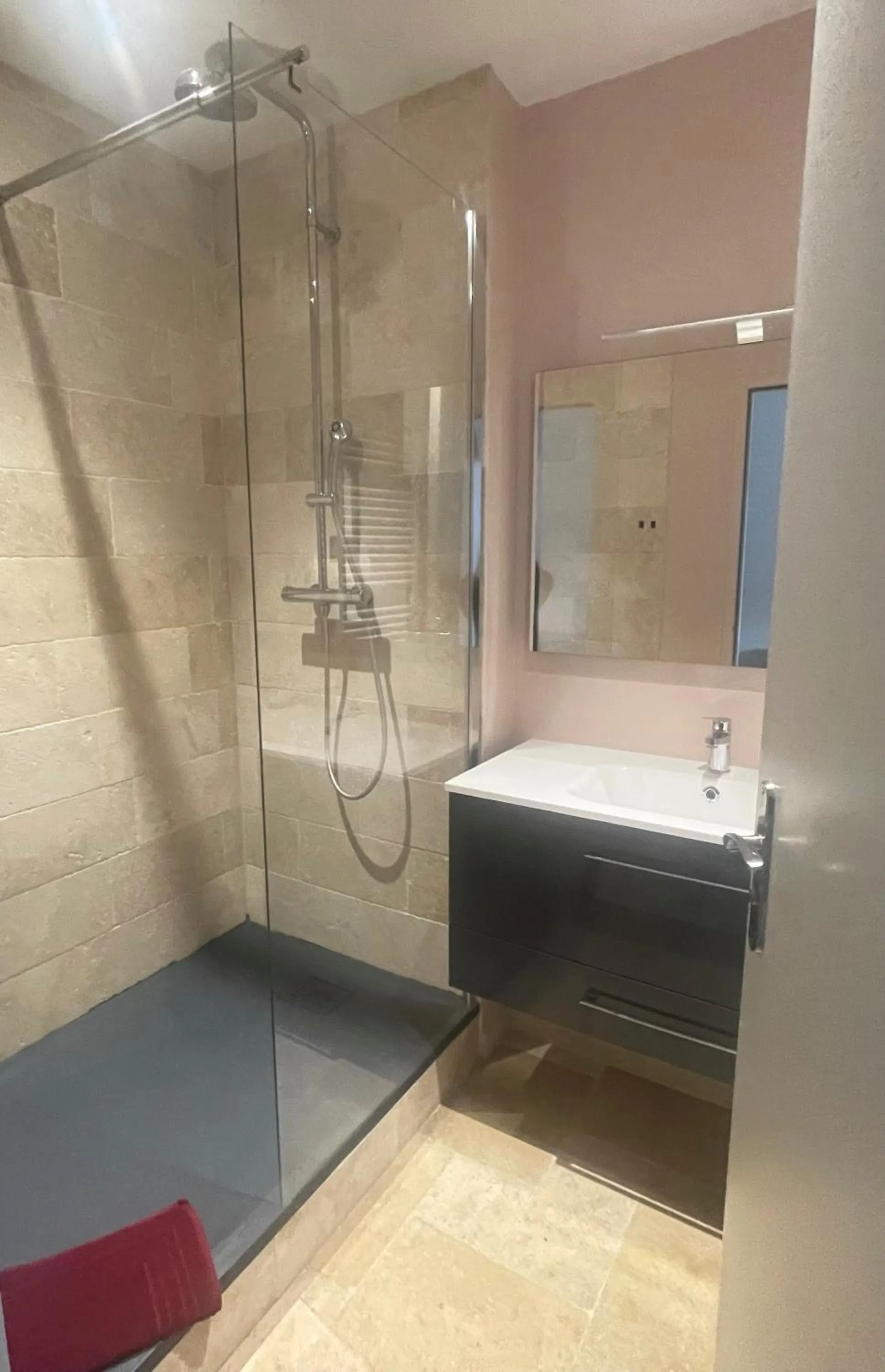 Shower in Logis Hotel Restaurant Le Domaine de la Régalière