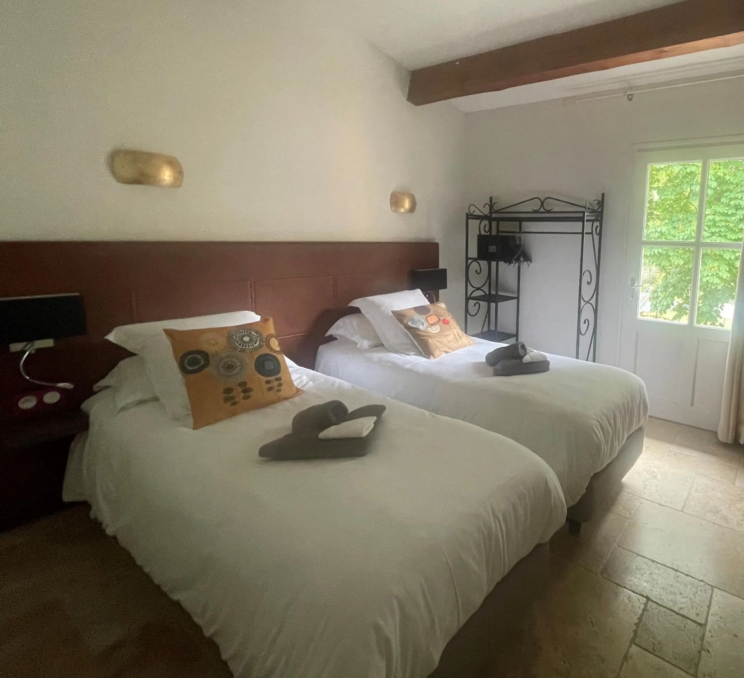 Property building, Bed in Logis Hotel Restaurant Le Domaine de la Régalière