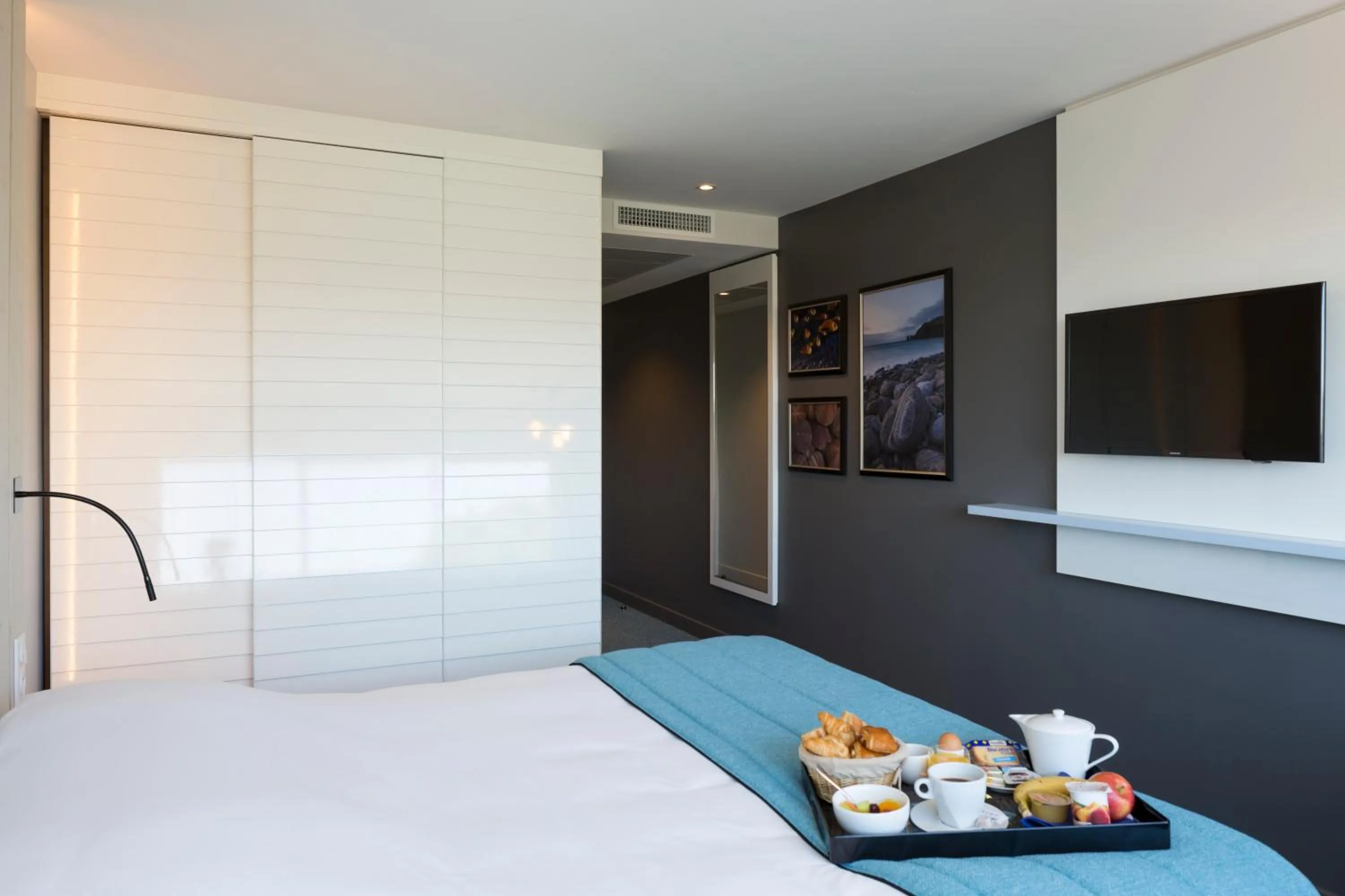 Bed in Logis Hôtel Les Pins - Opéralia