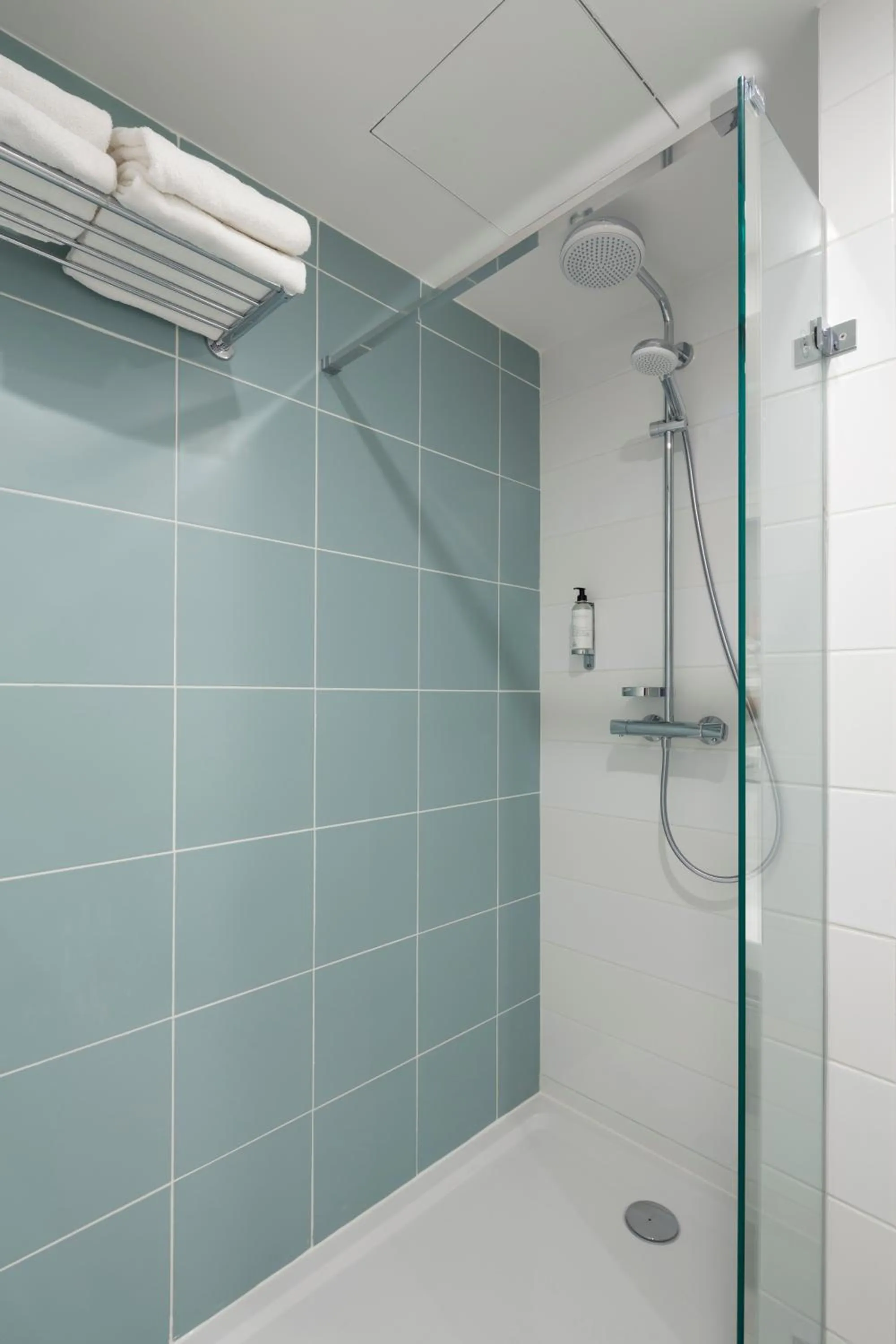 Shower in Logis Hôtel Les Pins - Opéralia