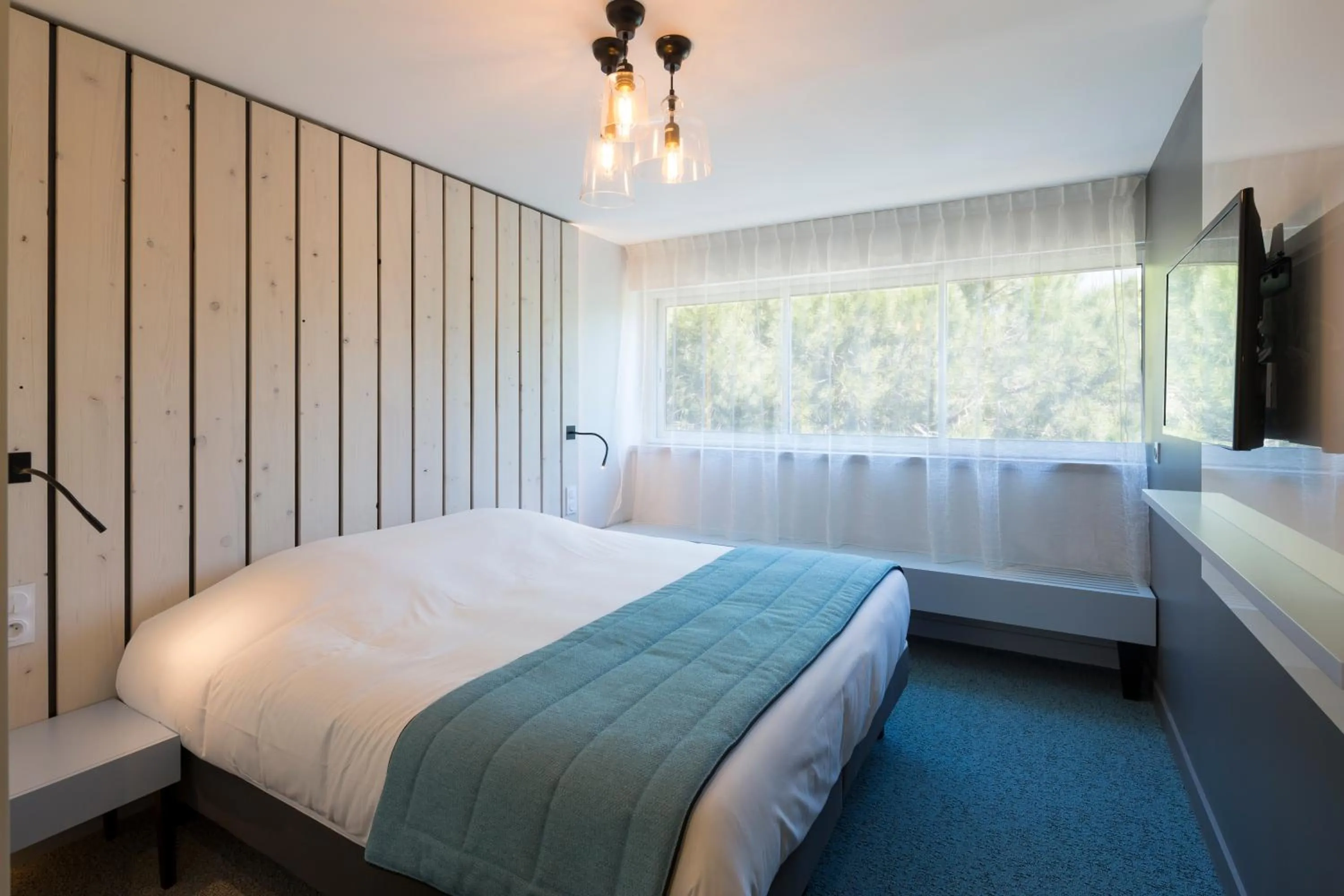 Bed in Logis Hôtel Les Pins - Opéralia