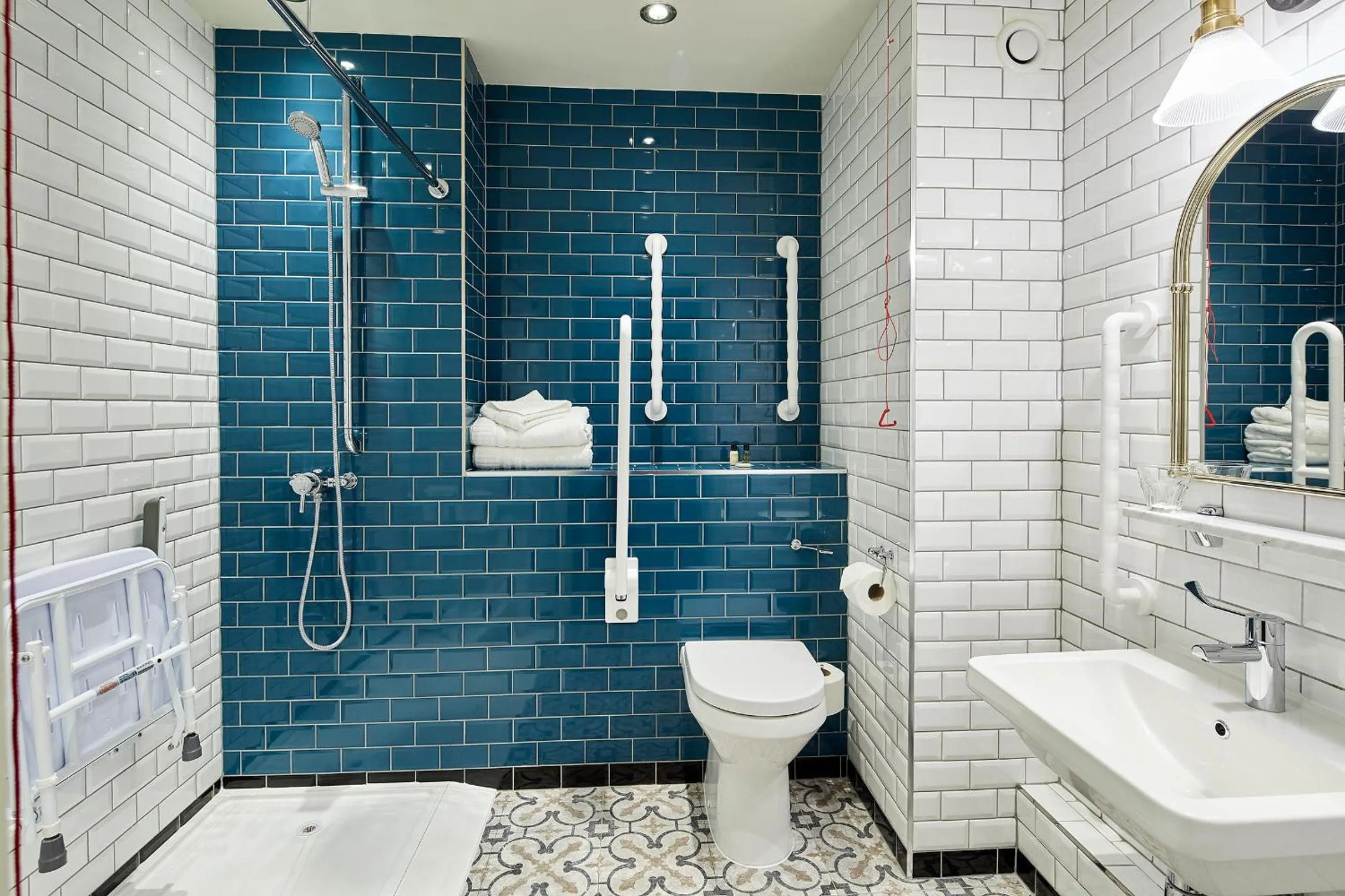 Shower in Hotel Cromwell Stevenage