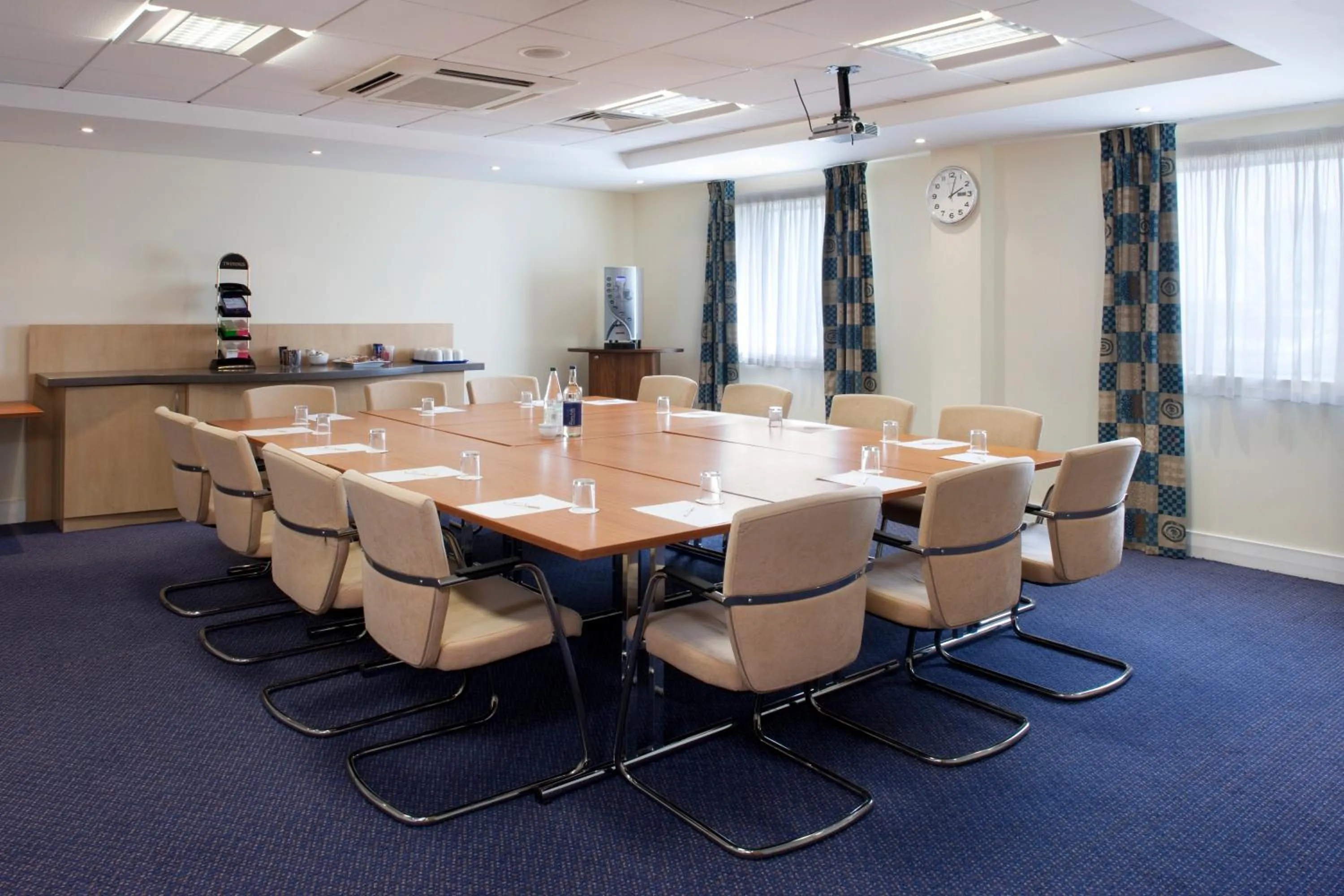 Meeting/conference room in Holiday Inn Express Cardiff Airport