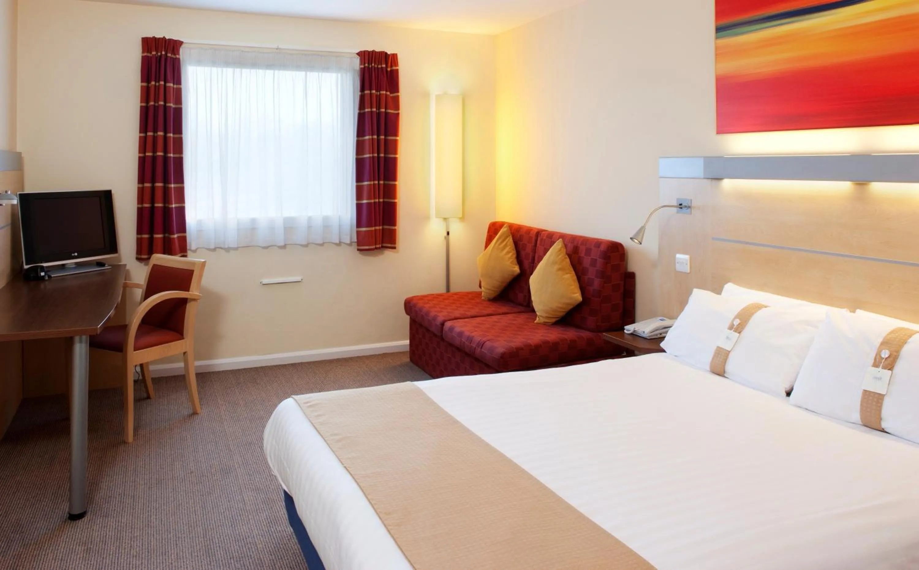 Photo of the whole room, TV/Entertainment Center in Holiday Inn Express Cardiff Airport