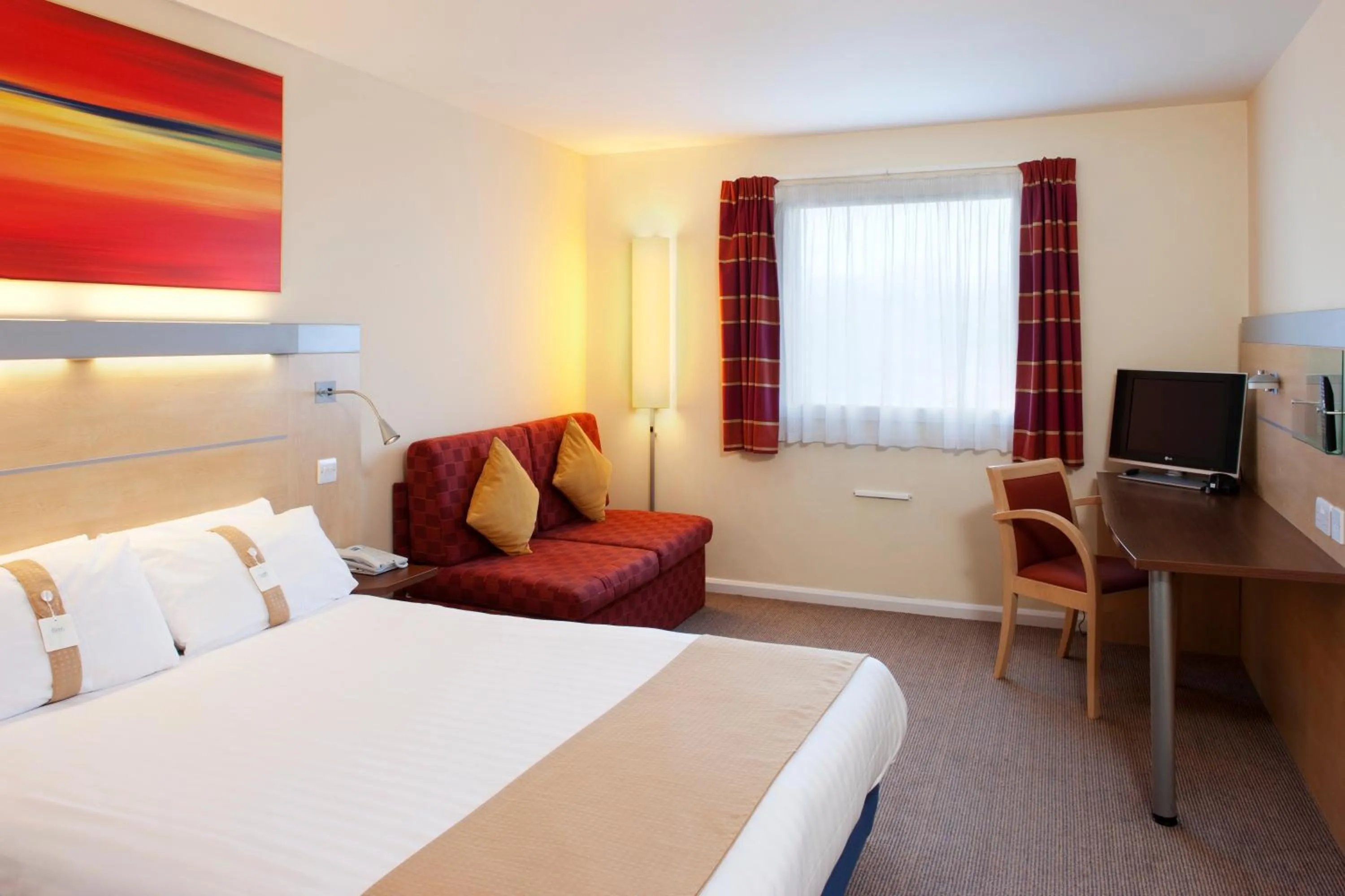 Photo of the whole room, TV/Entertainment Center in Holiday Inn Express Cardiff Airport