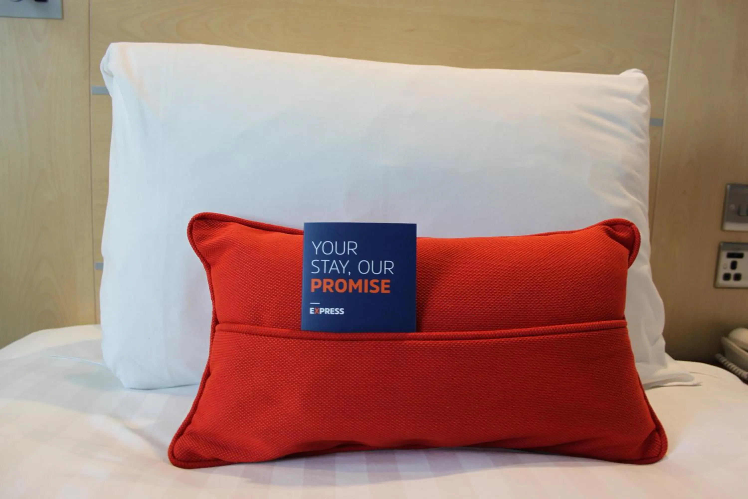 Photo of the whole room in Holiday Inn Express Cardiff Airport