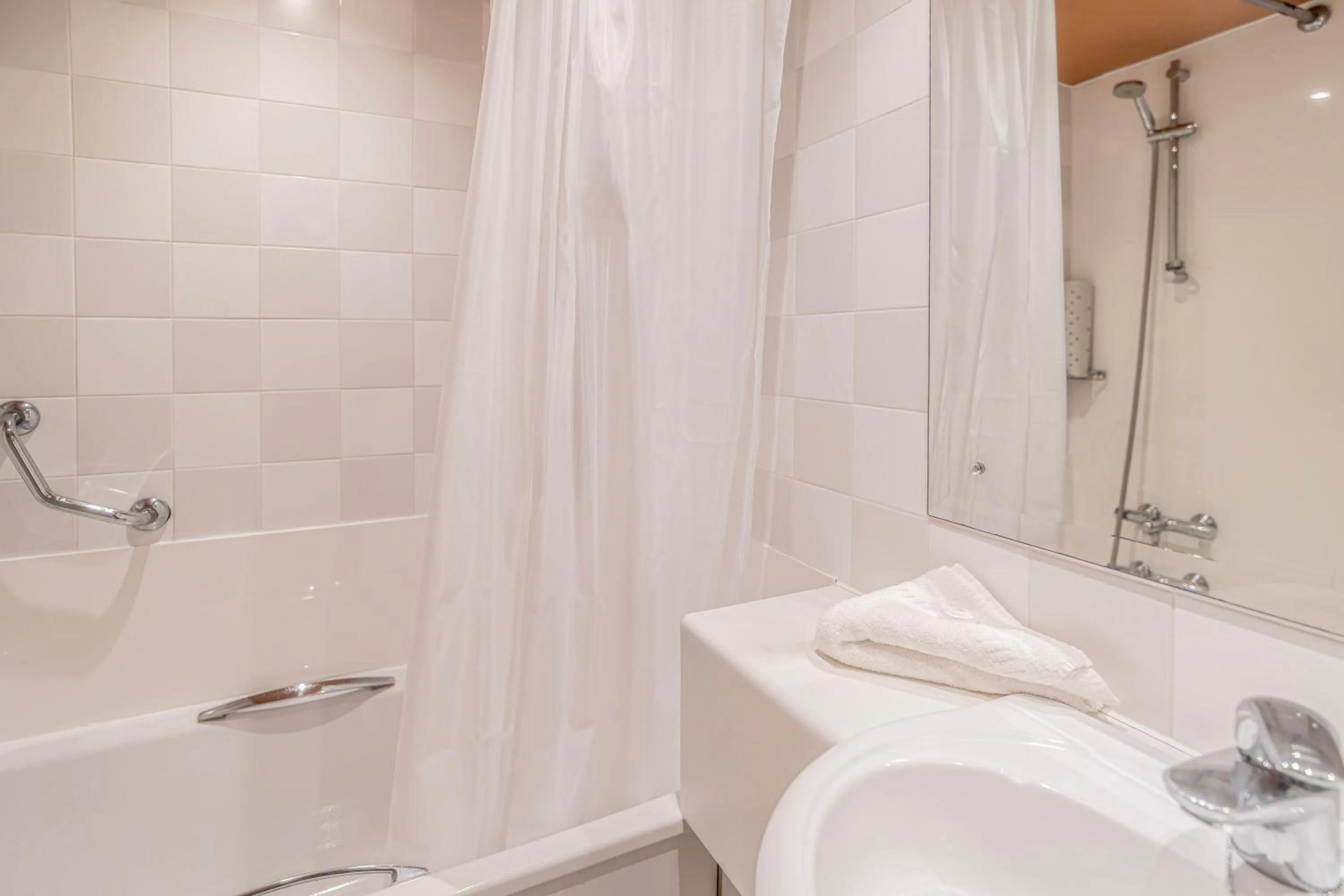 Bathroom in Britannia Hotel Bolton