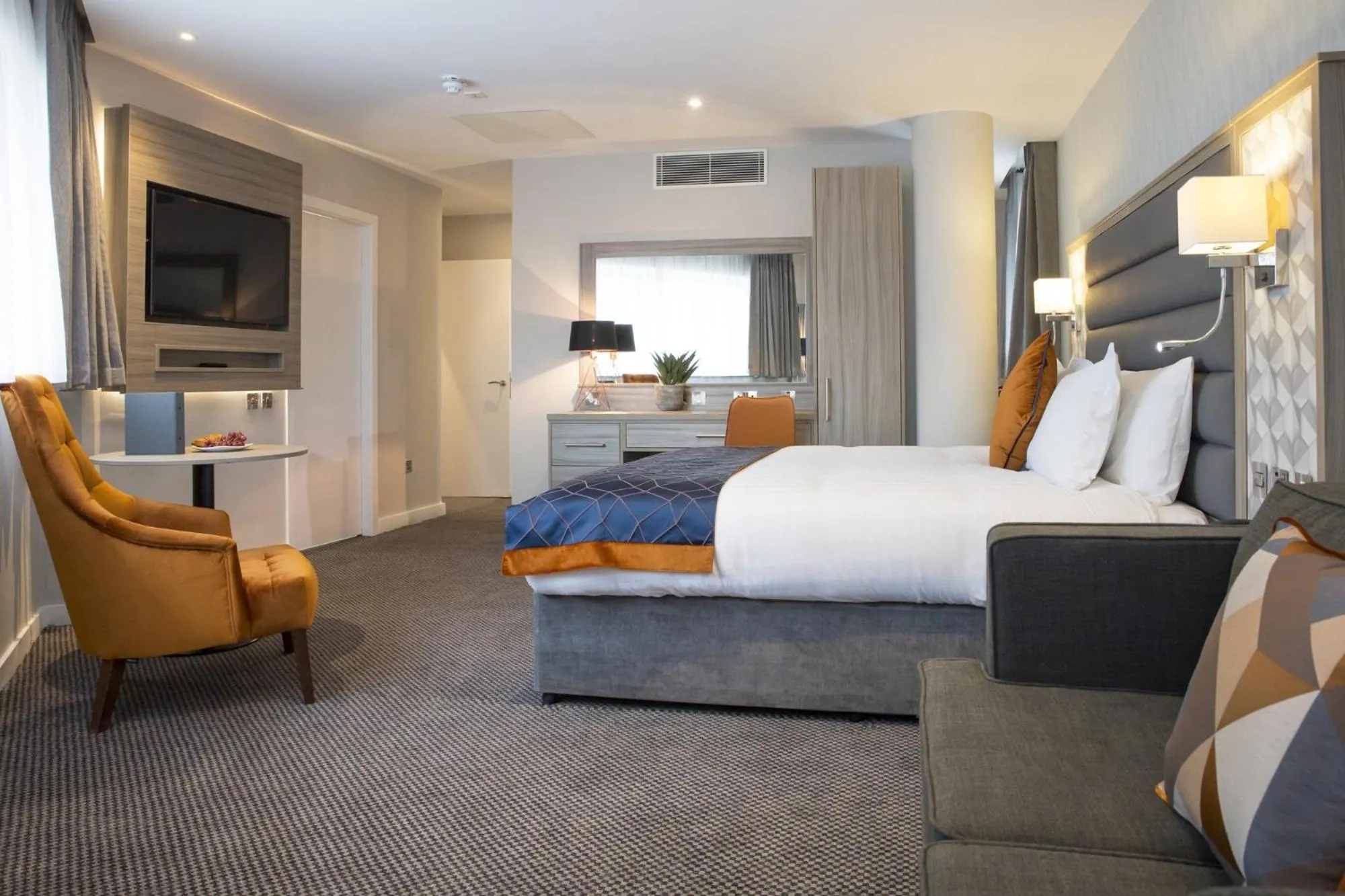 TV and multimedia, Bed in Metro Hotel Dublin Airport