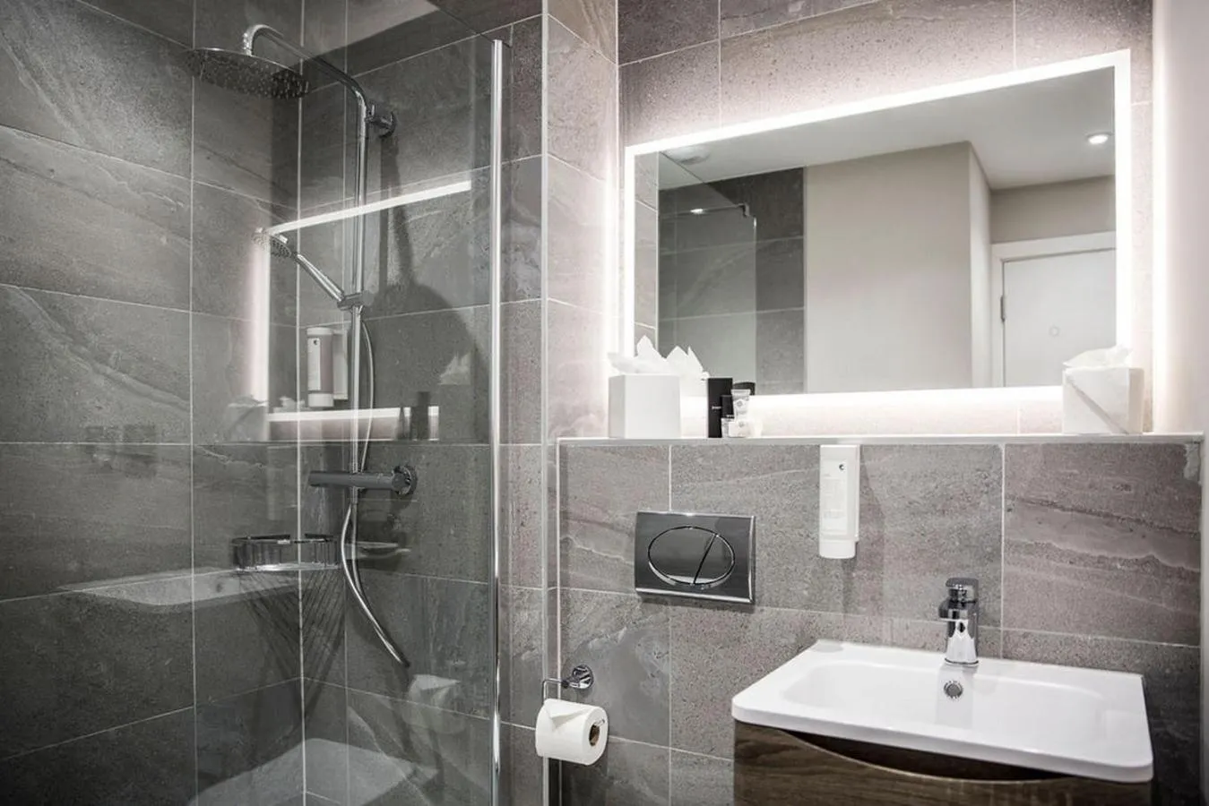 Bathroom in Metro Hotel Dublin Airport