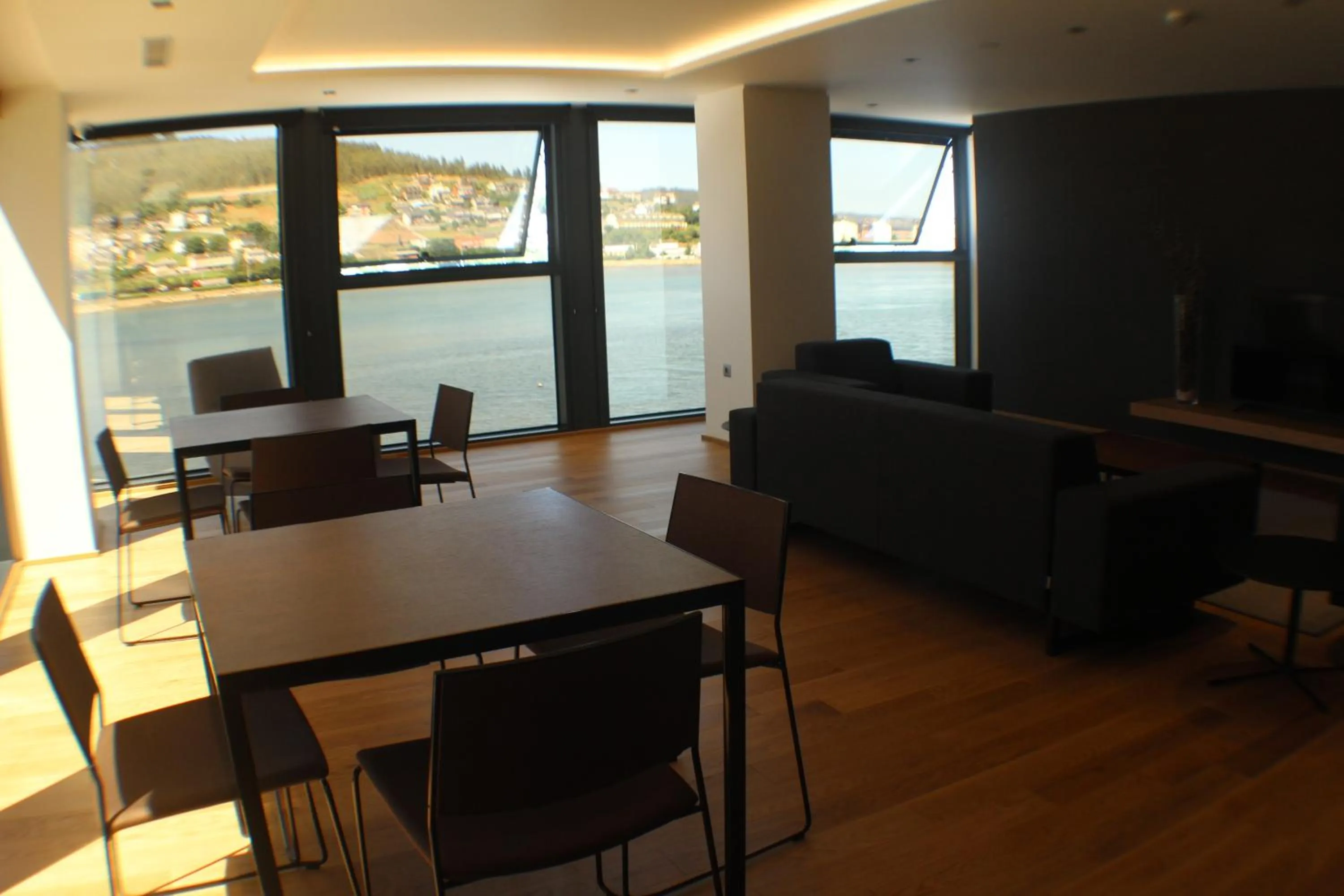 Communal lounge/ TV room in Hotel U Viveiro