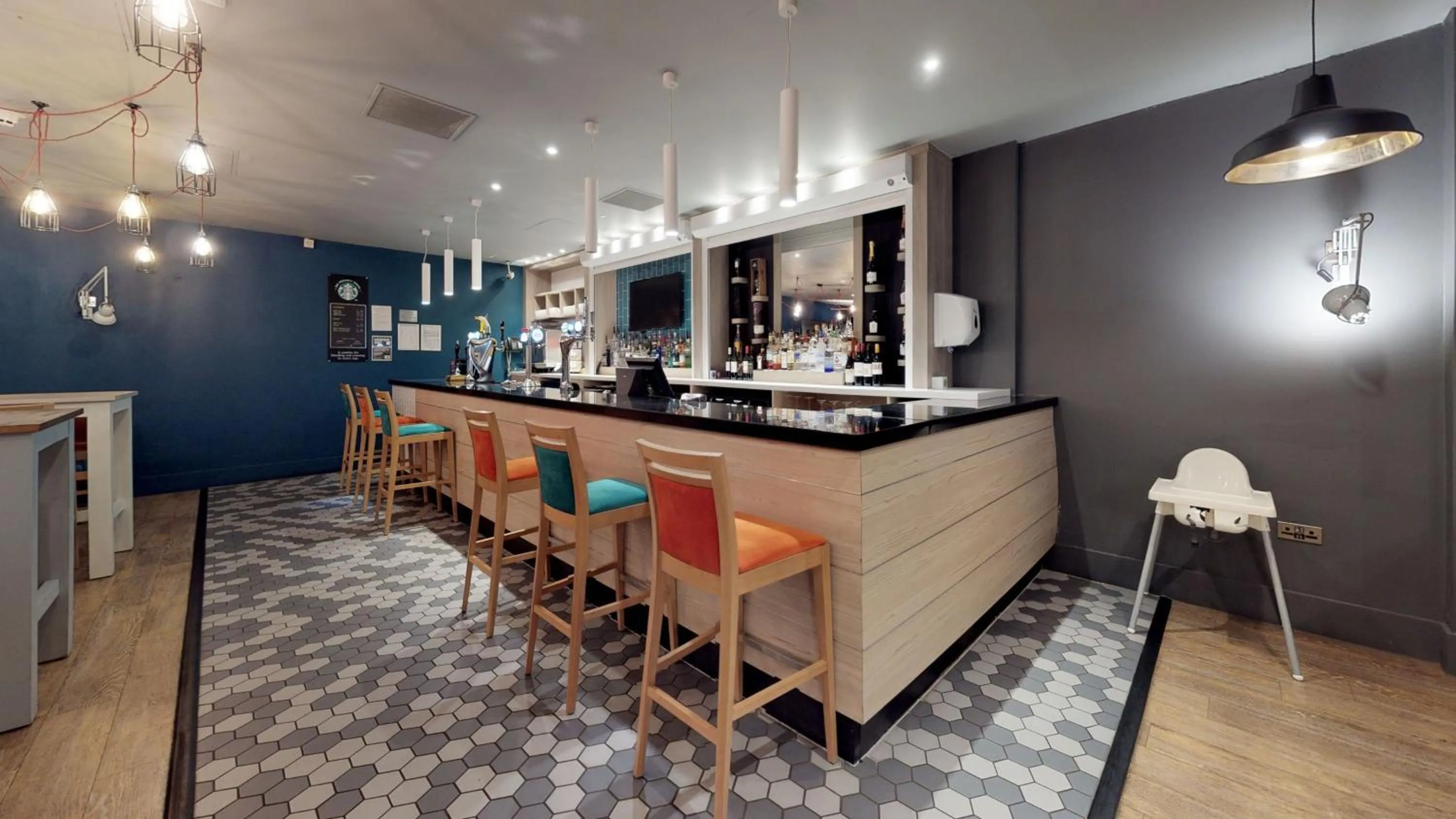 Lounge or bar in Holiday Inn Runcorn M56 Junction 12 by IHG