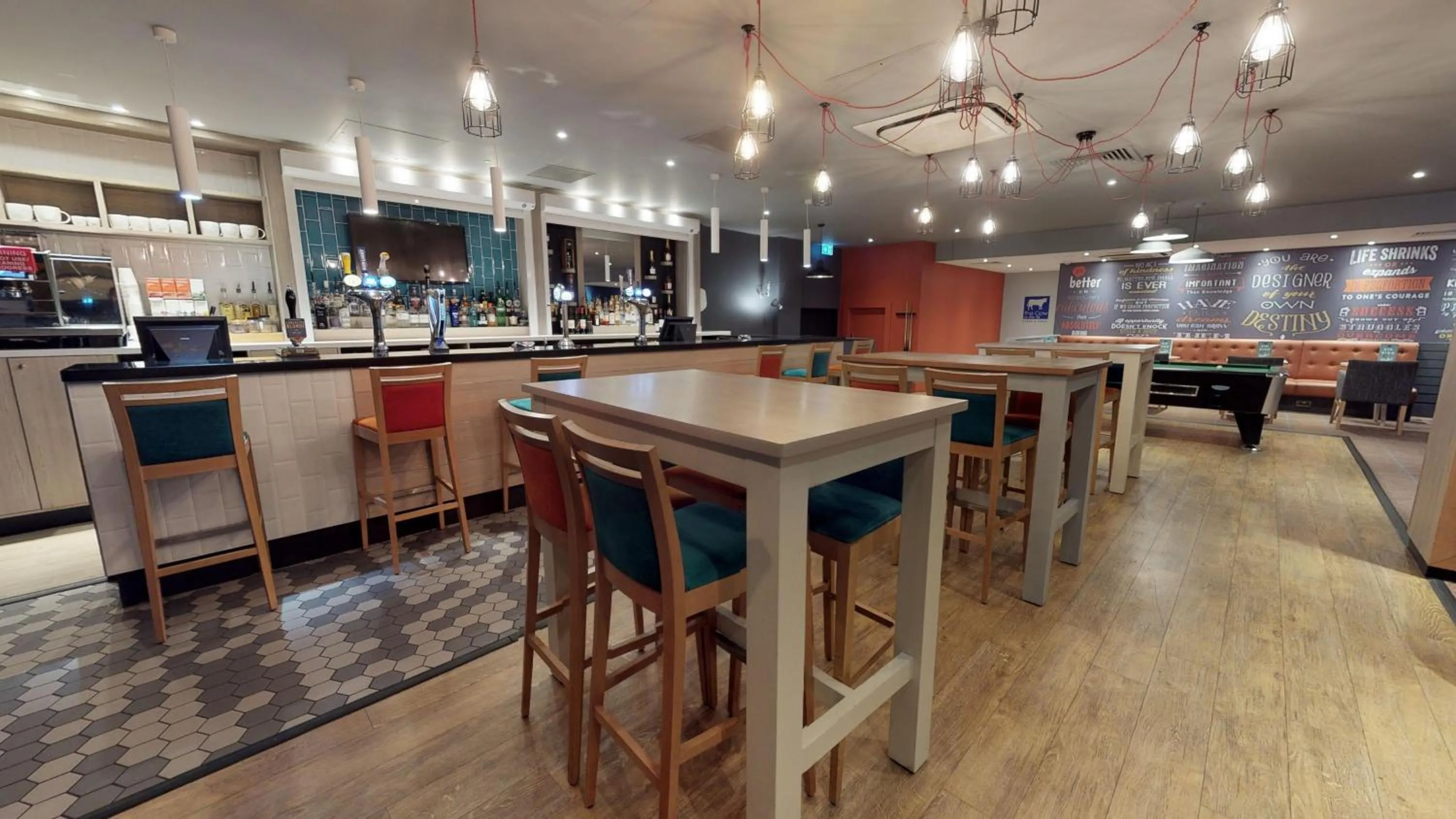 Lounge or bar in Holiday Inn Runcorn M56 Junction 12 by IHG