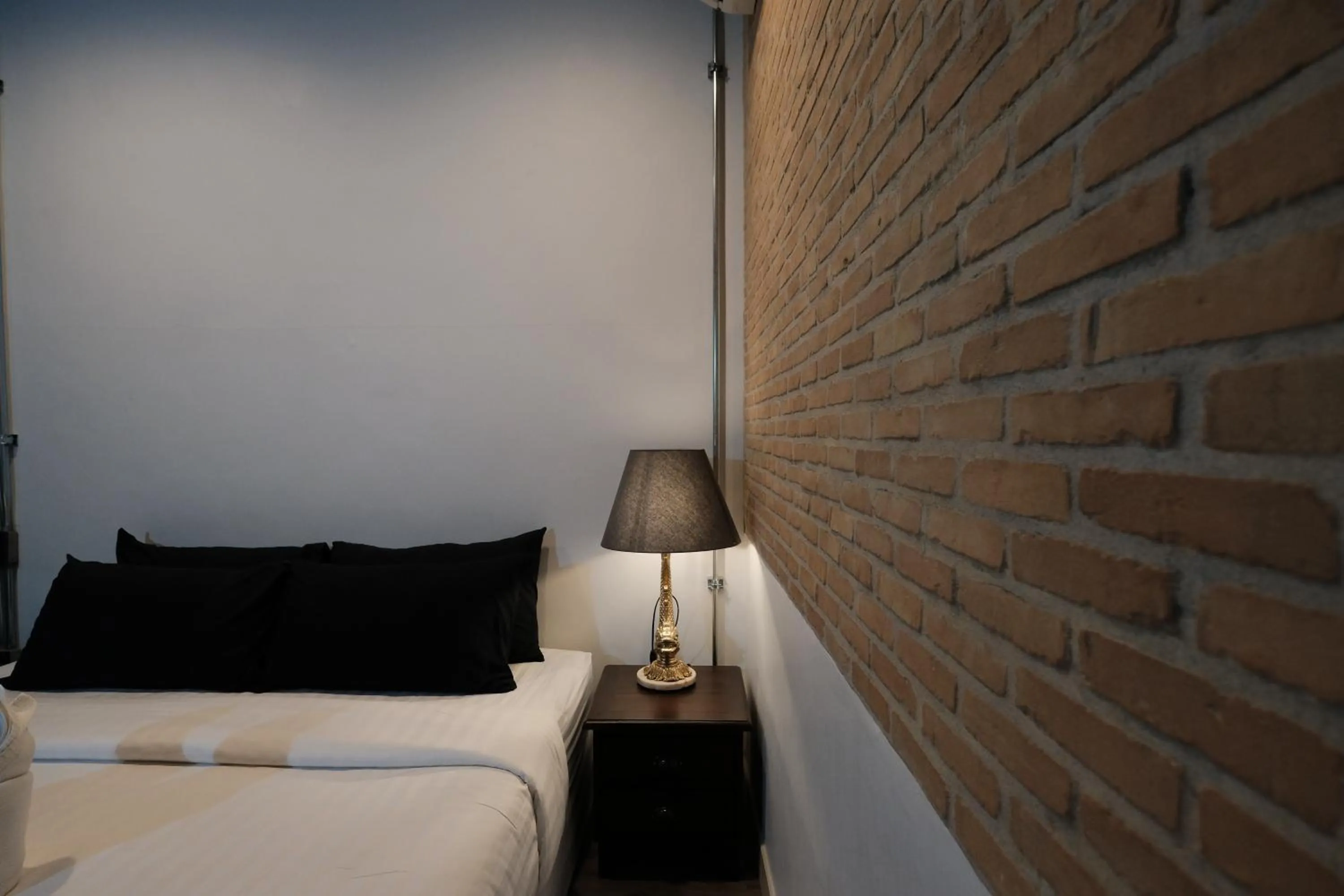 Photo of the whole room, Bed in Iron32 Hotel