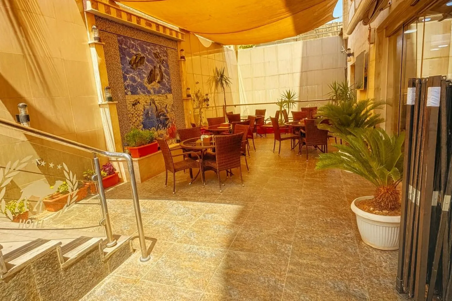 Restaurant/places to eat in Aljamal Hotel