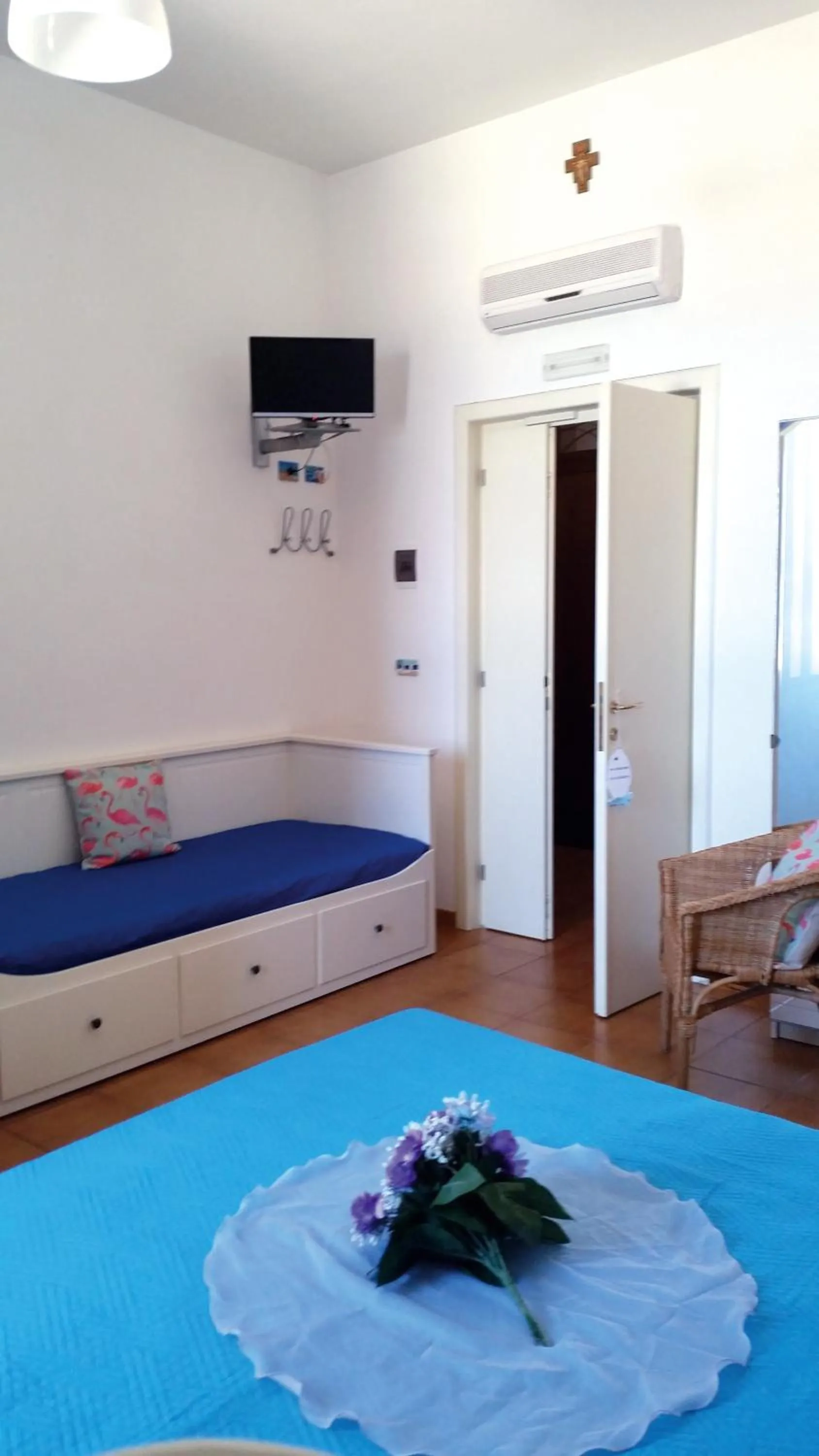 Photo of the whole room, Bed in Margheritamare