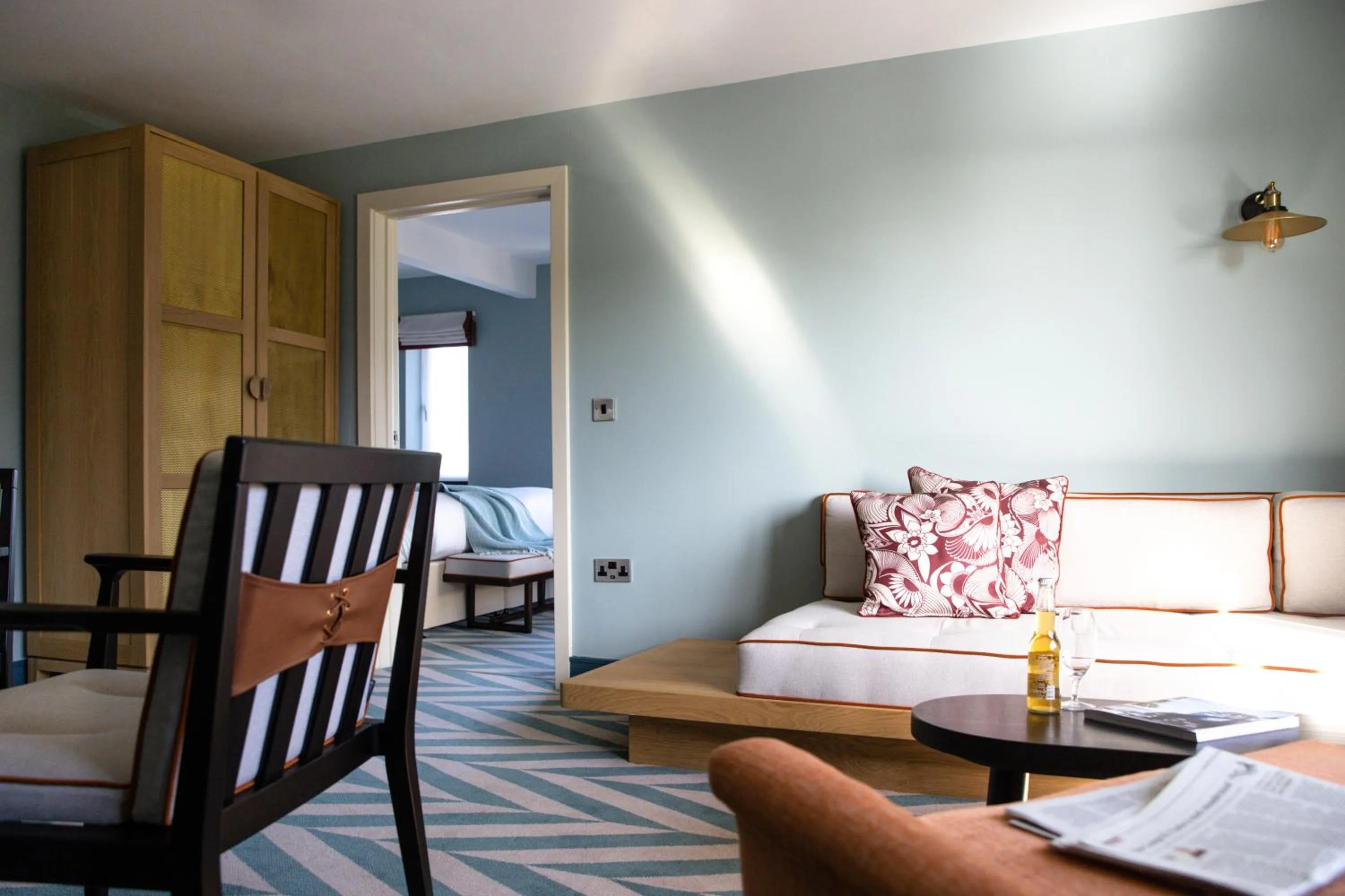 Seating area, Bed in The Relais Cooden Beach and Spa