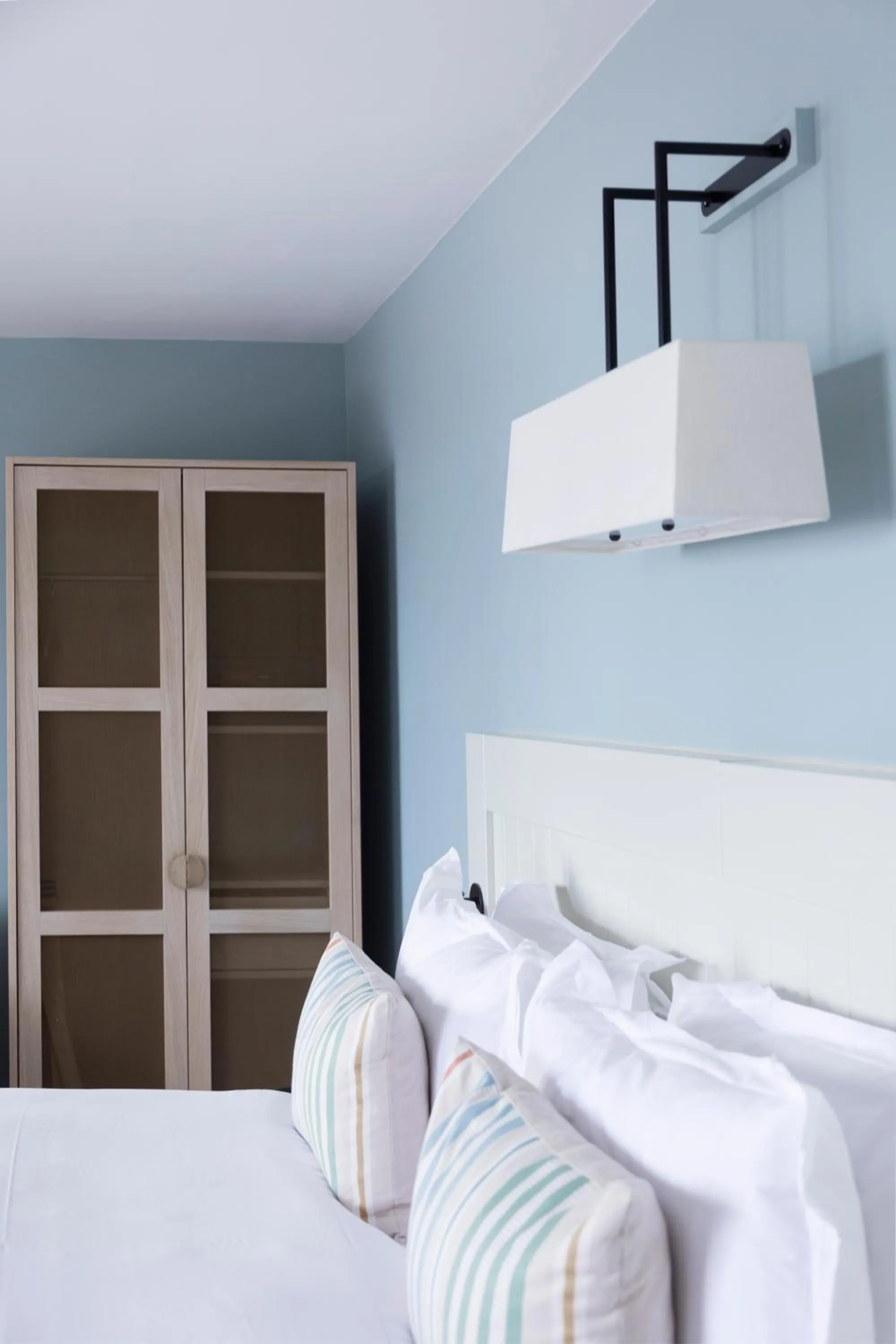 wardrobe, Bed in The Relais Cooden Beach and Spa