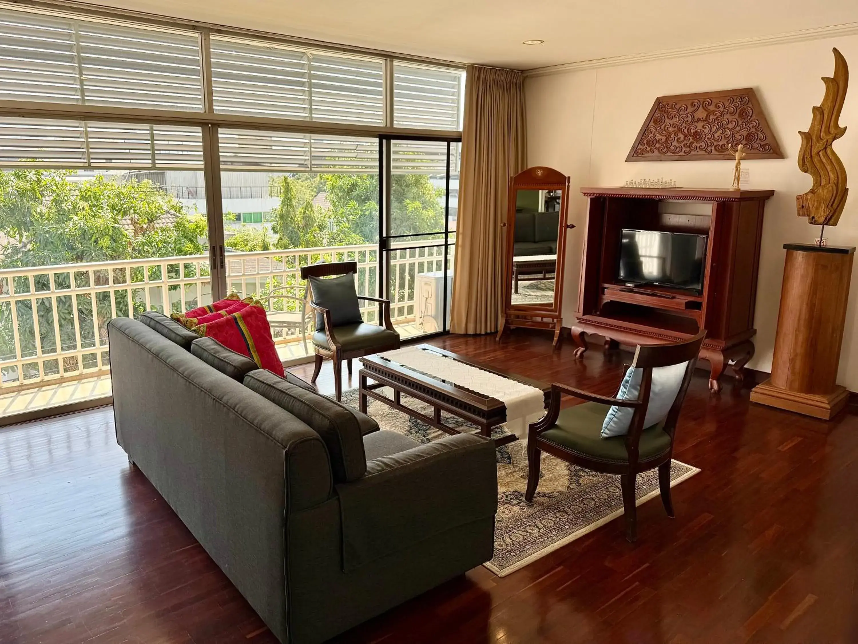 Two-Bedroom Apartment in Samsen Suites Spacious 2BR Contemporary Thai Style Two-Bedroom Apartment in Samsen Suites Spacious 2BR Contemporary Thai Style