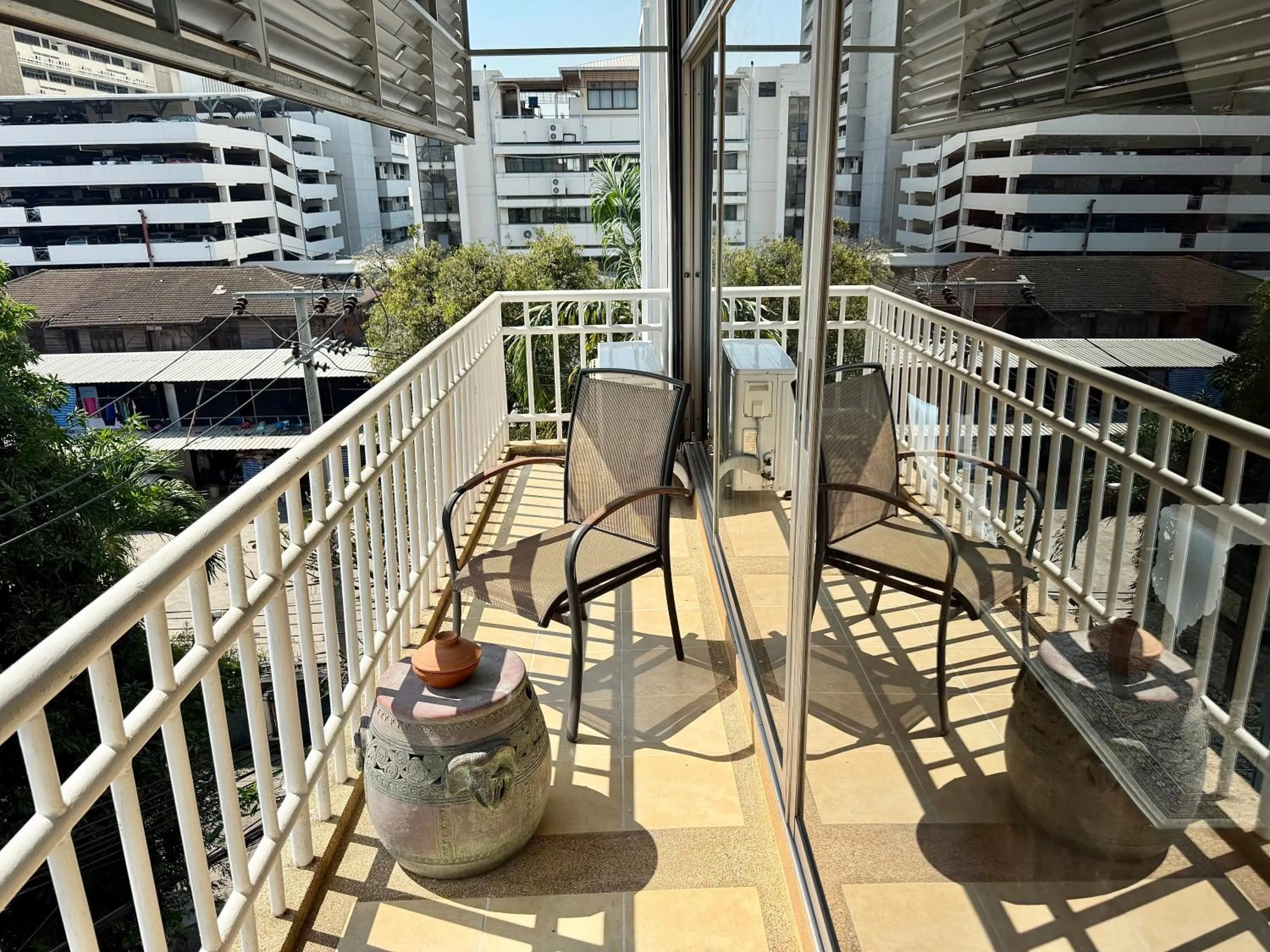 Two-Bedroom Apartment in Samsen Suites Spacious 2BR Contemporary Thai Style