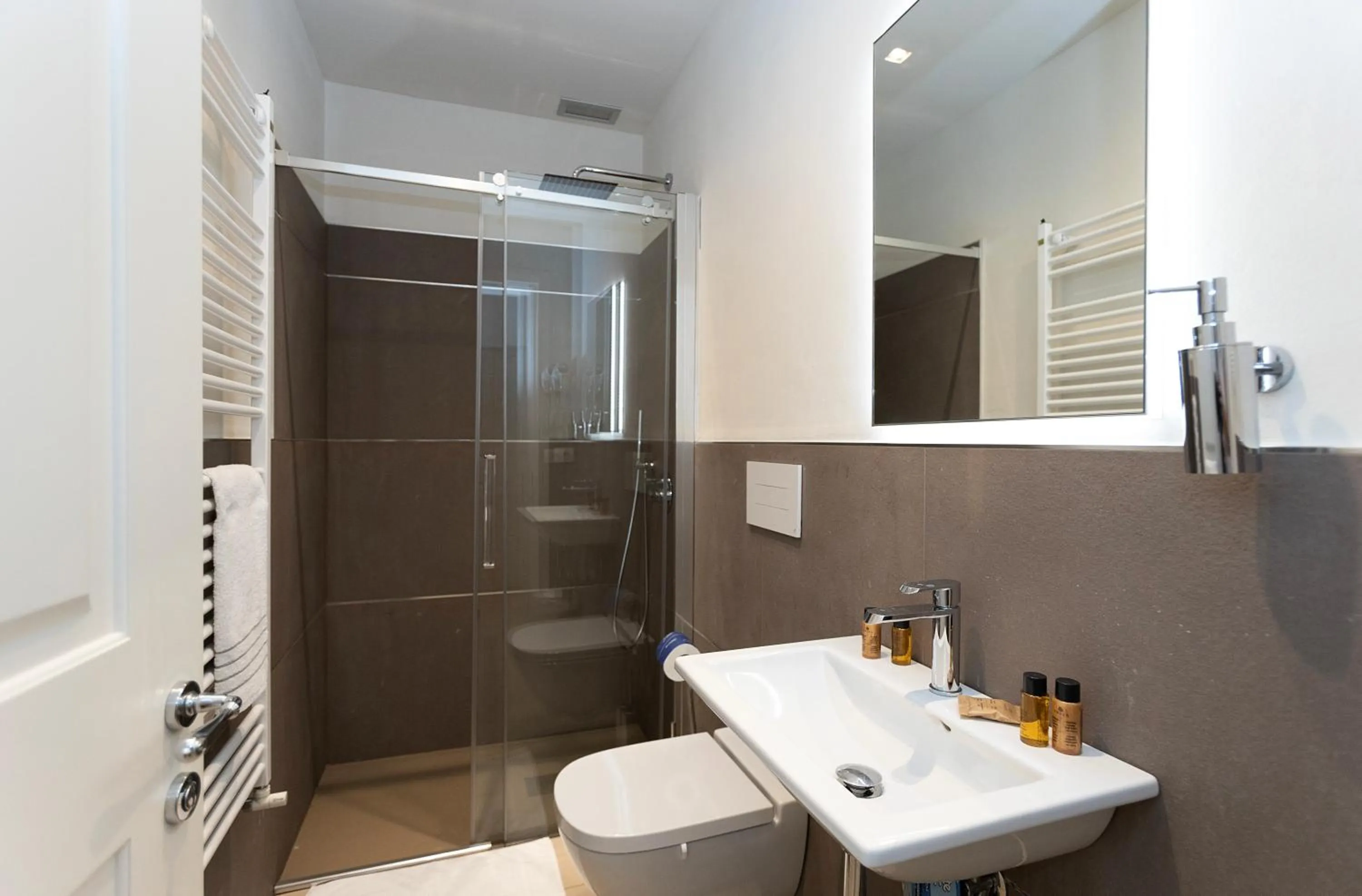 Shower in Florence Luxury Guest House