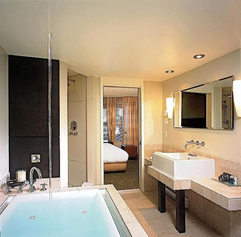 Bathroom, Bed in Hôtel Le Bonne Entente