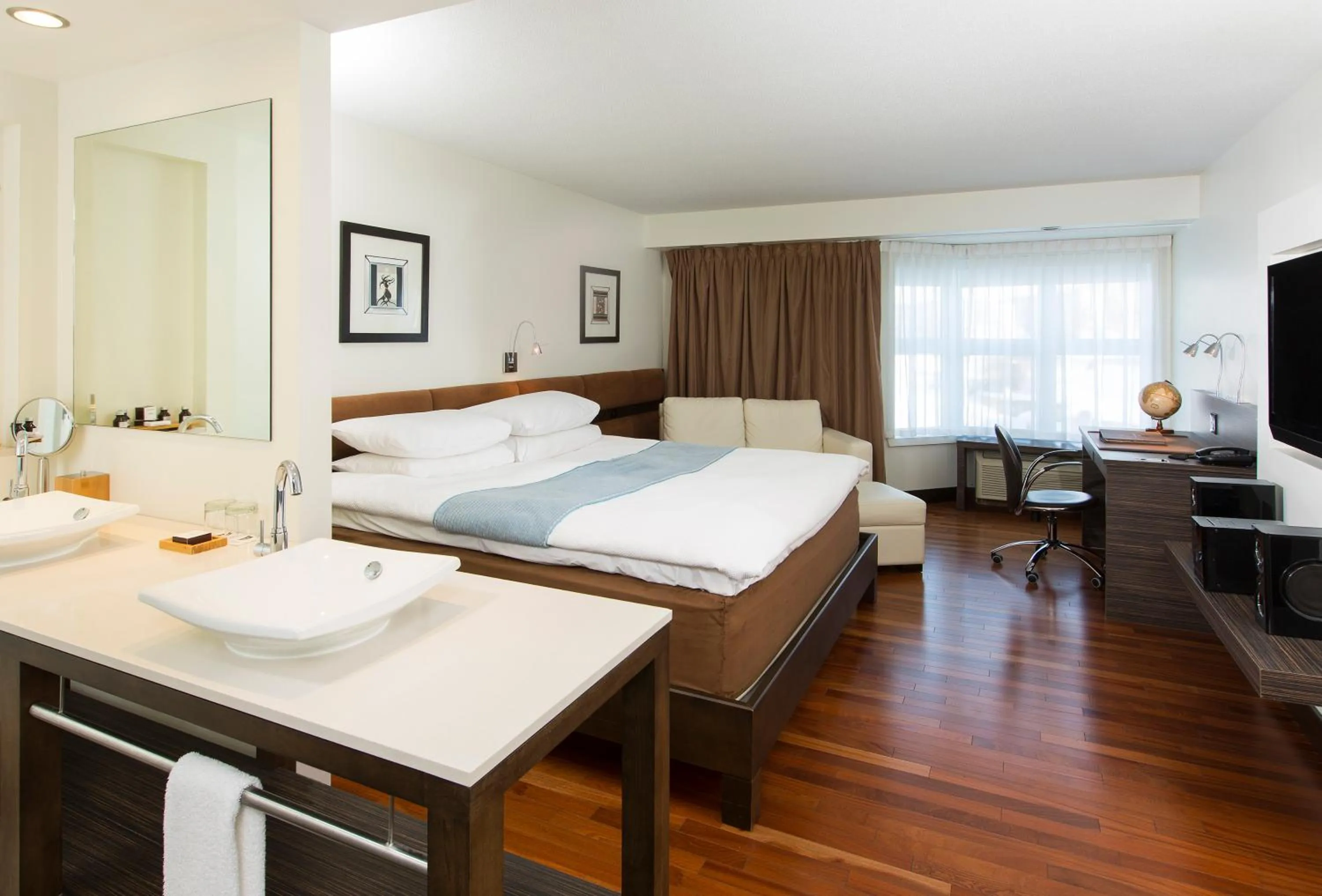 Photo of the whole room, Bed in Hôtel Le Bonne Entente