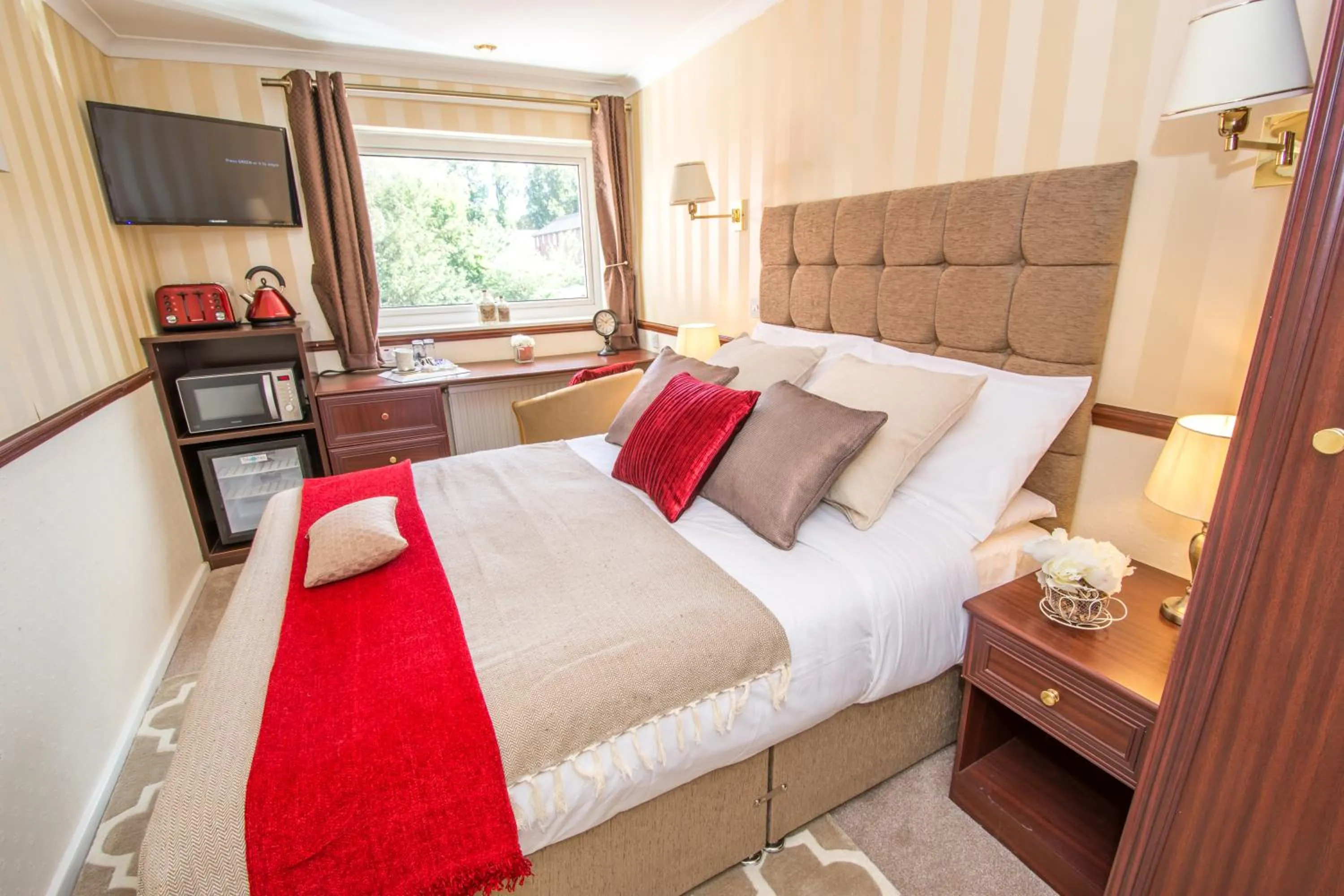 Bedroom, Bed in NormanHurst Hotel