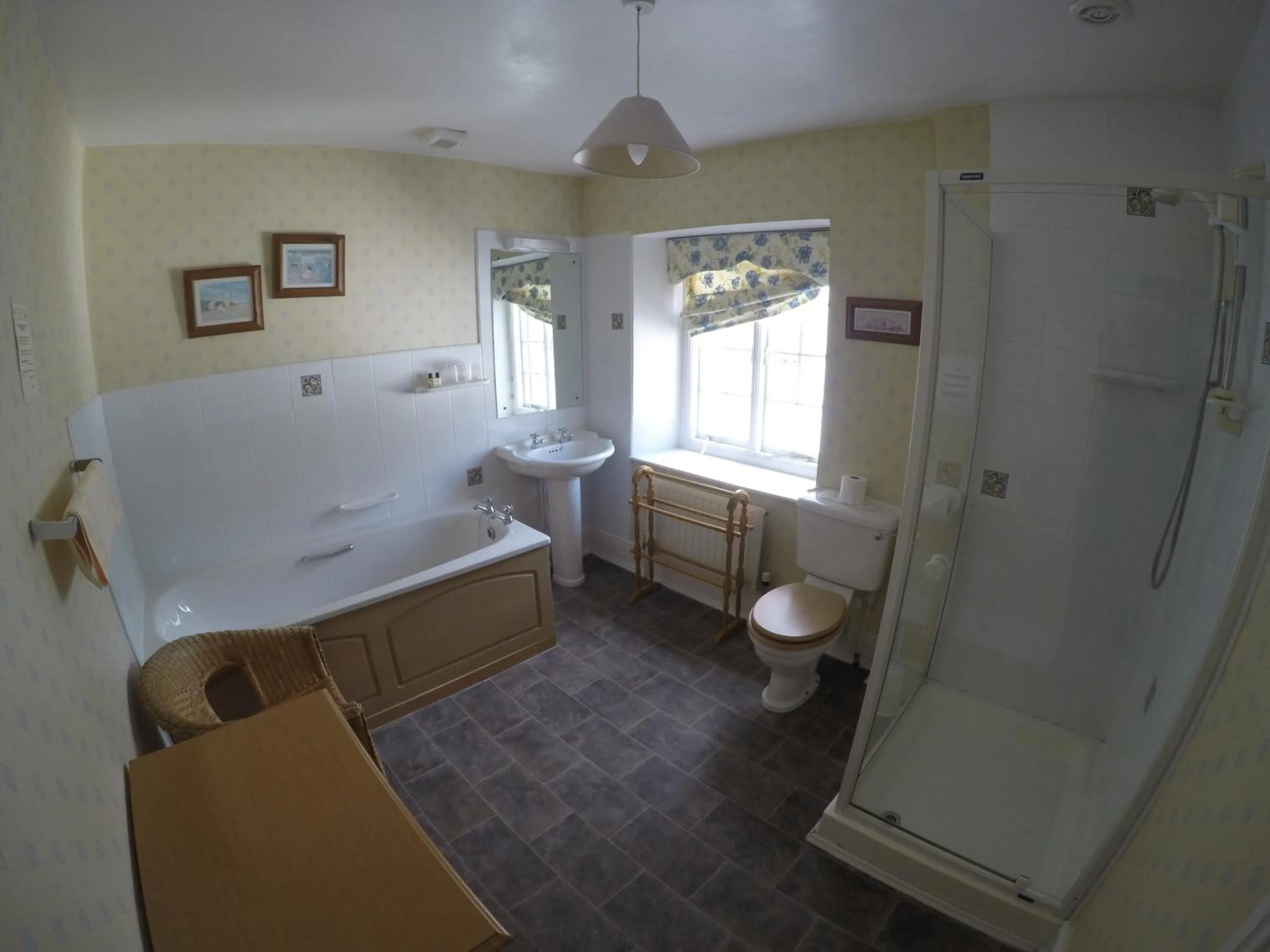 Shower in Yarn Market Hotel