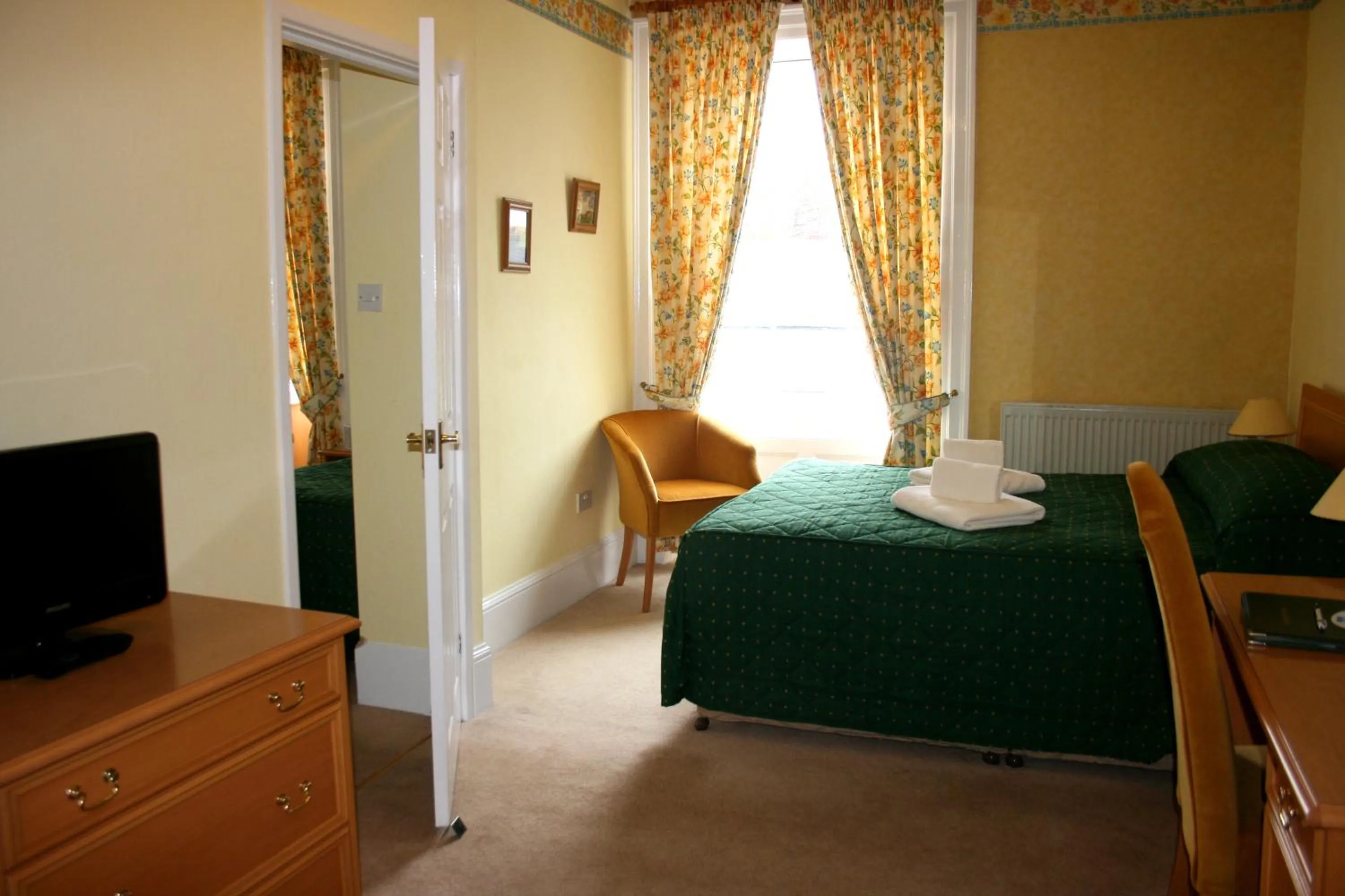 Day, Bed in Yarn Market Hotel