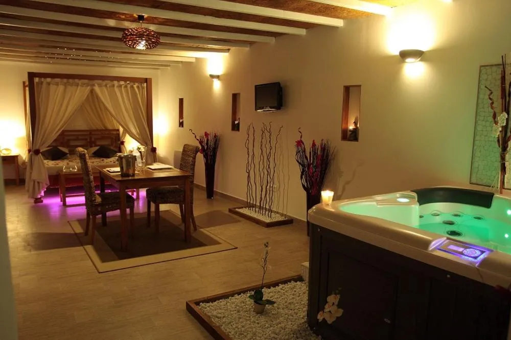 Suite with Jacuzzi & Sauna in La Paillote Exotique Spa