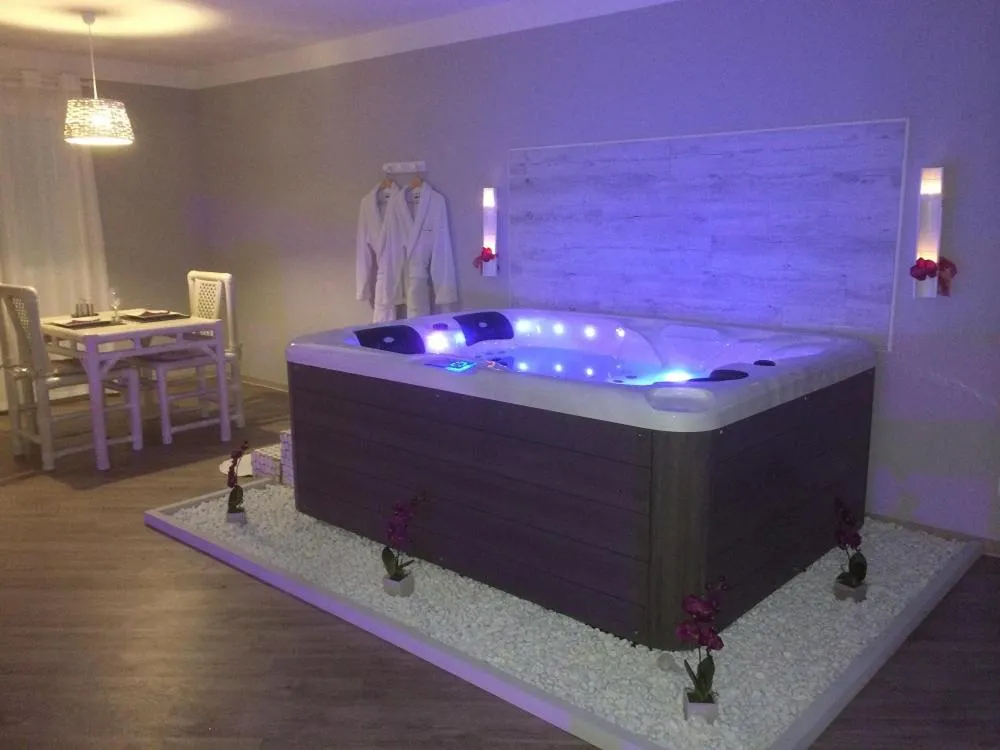 Suite with Jacuzzi & Swimming Pool in La Paillote Exotique Spa