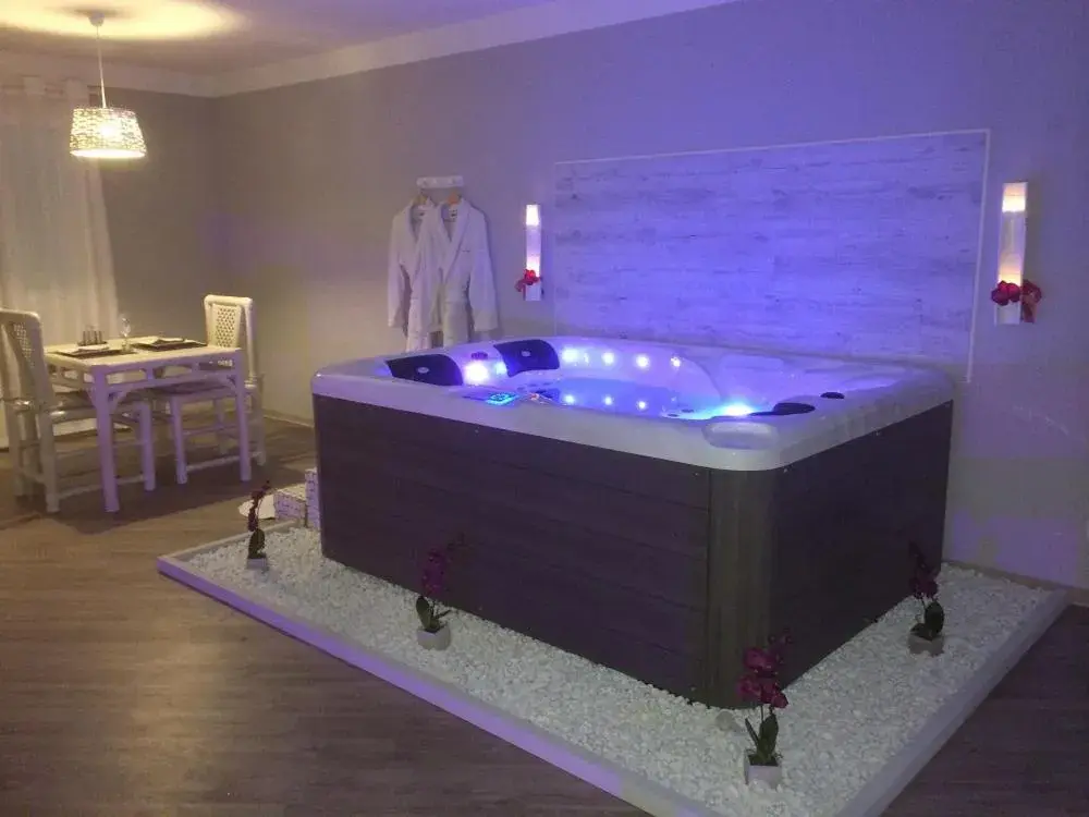 Suite with Jacuzzi & Swimming Pool in La Paillote Exotique Spa Suite with Jacuzzi & Swimming Pool in La Paillote Exotique Spa