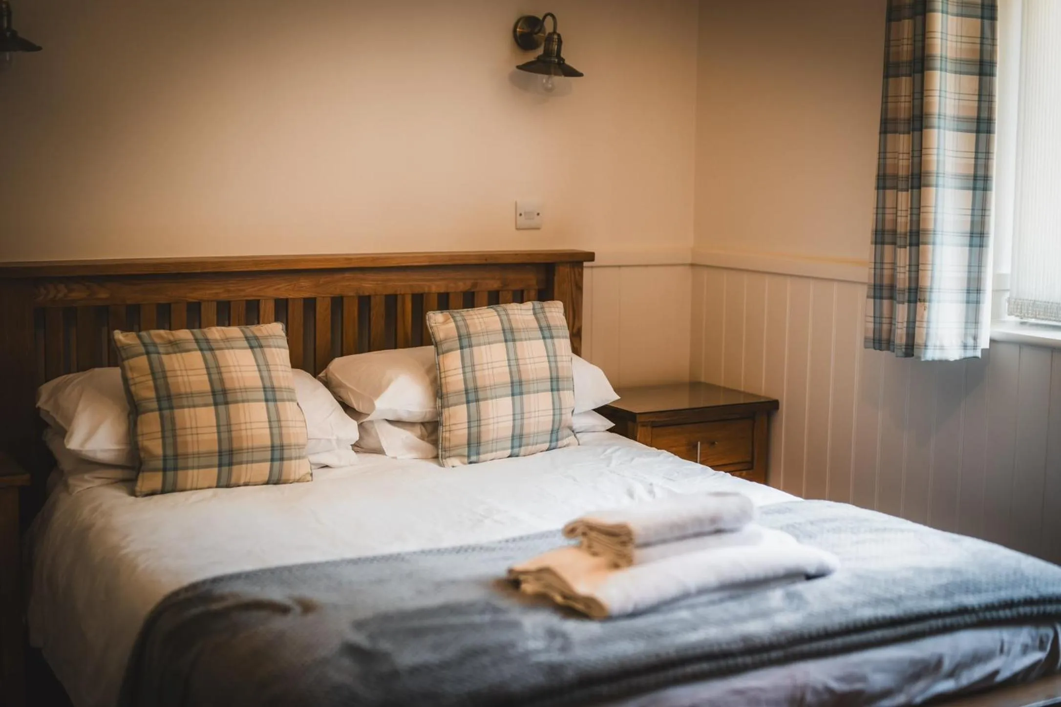 Bedroom, Bed in The Black Horse Inn