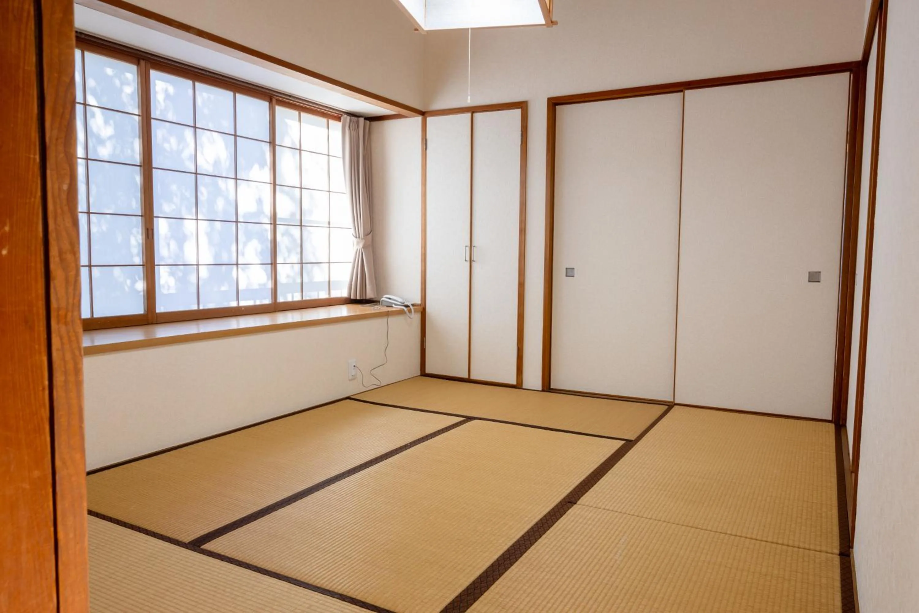 Photo of the whole room in Le Nessa Akazawa