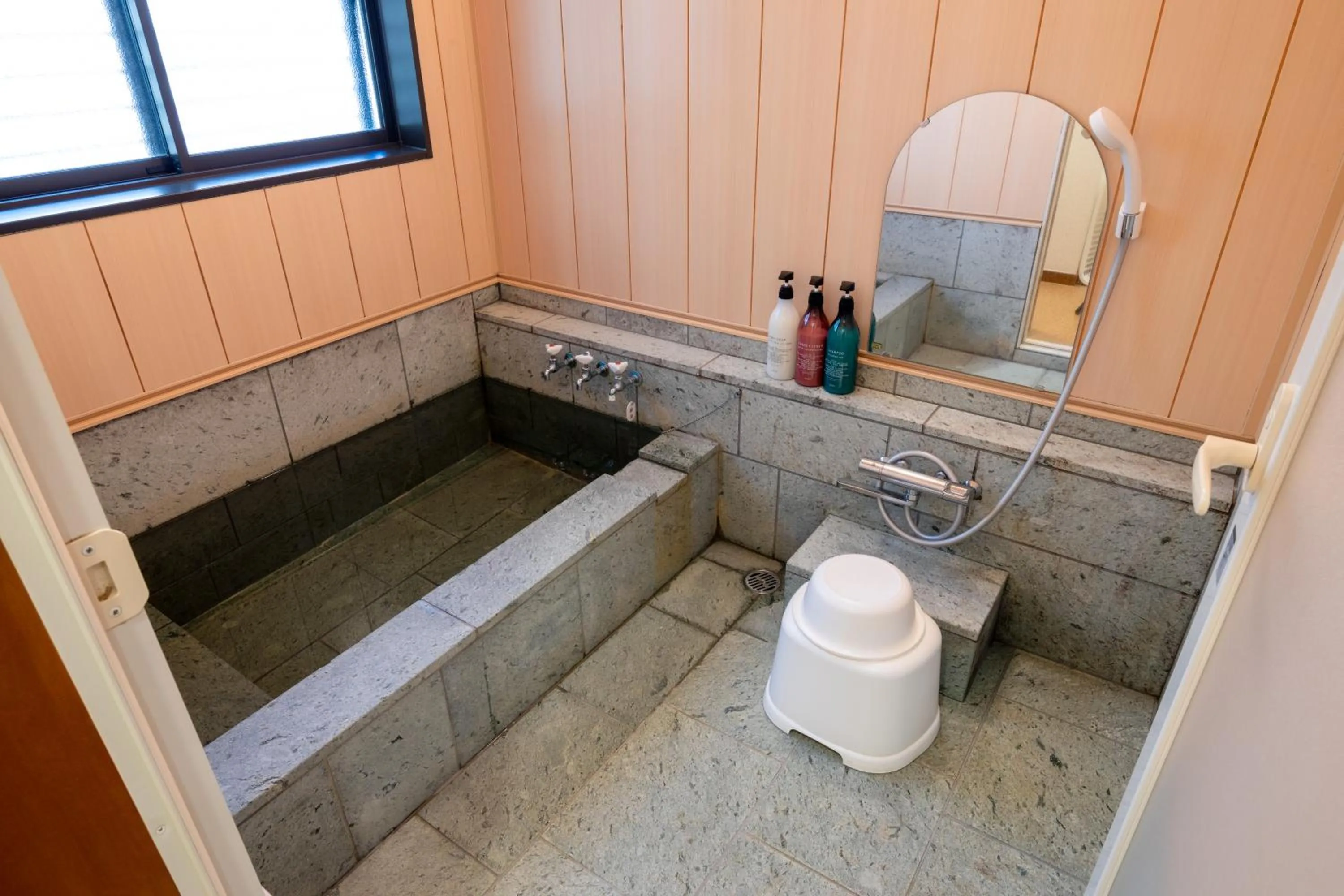 Photo of the whole room in Le Nessa Akazawa