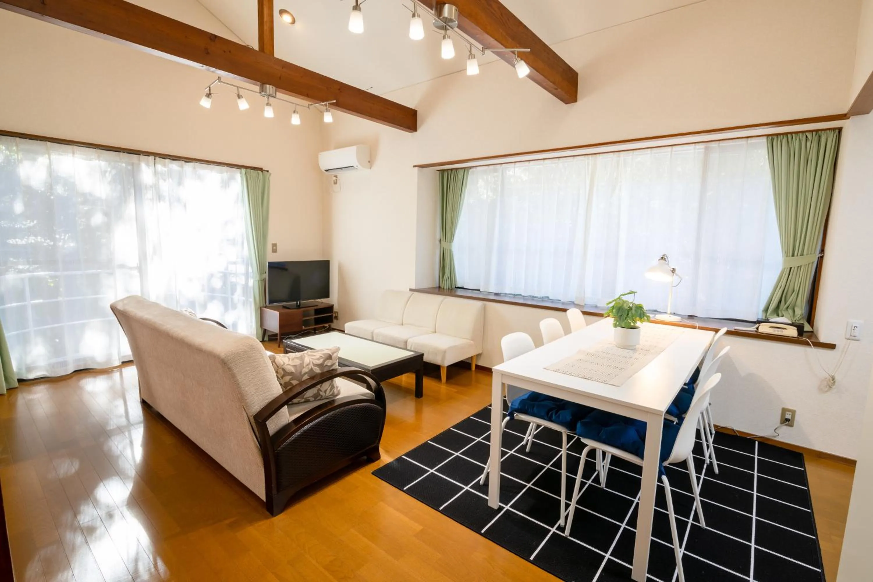 Photo of the whole room in Le Nessa Akazawa