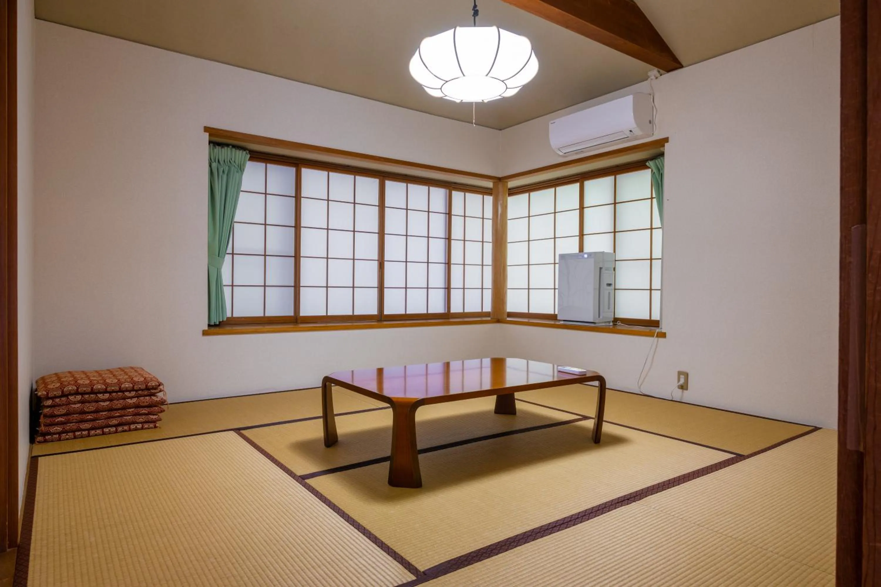 Photo of the whole room in Le Nessa Akazawa