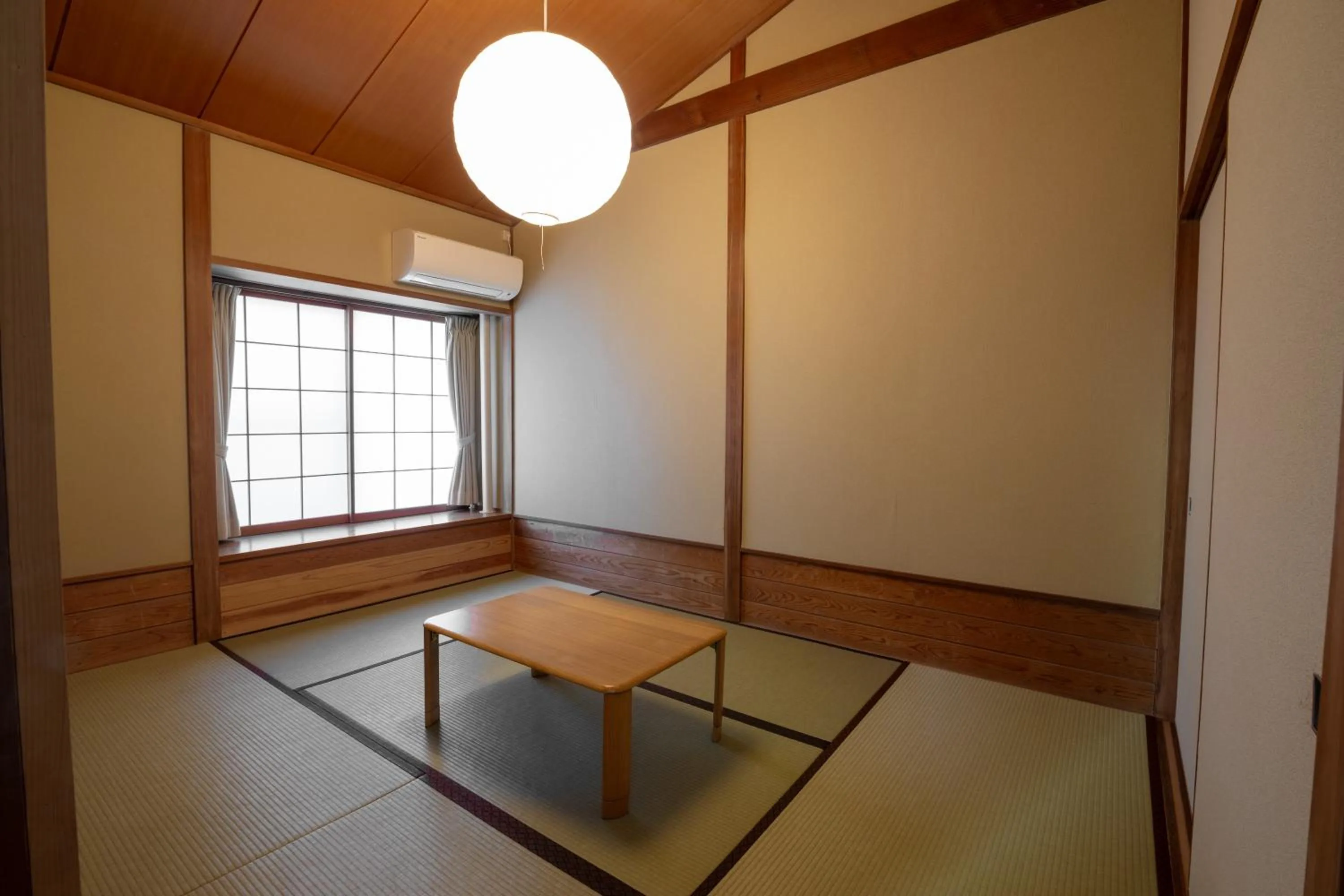 Photo of the whole room in Le Nessa Akazawa