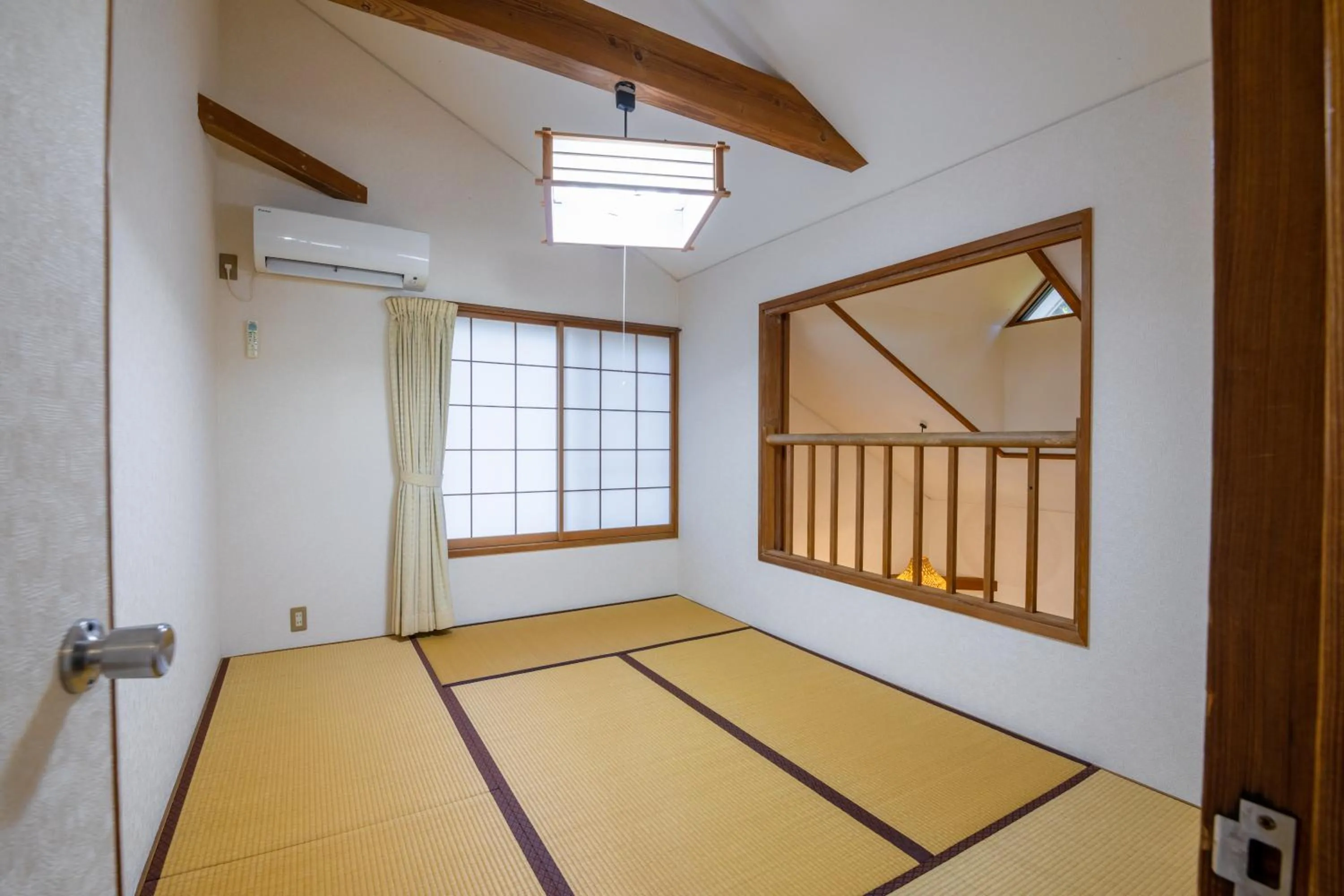 Photo of the whole room in Le Nessa Akazawa