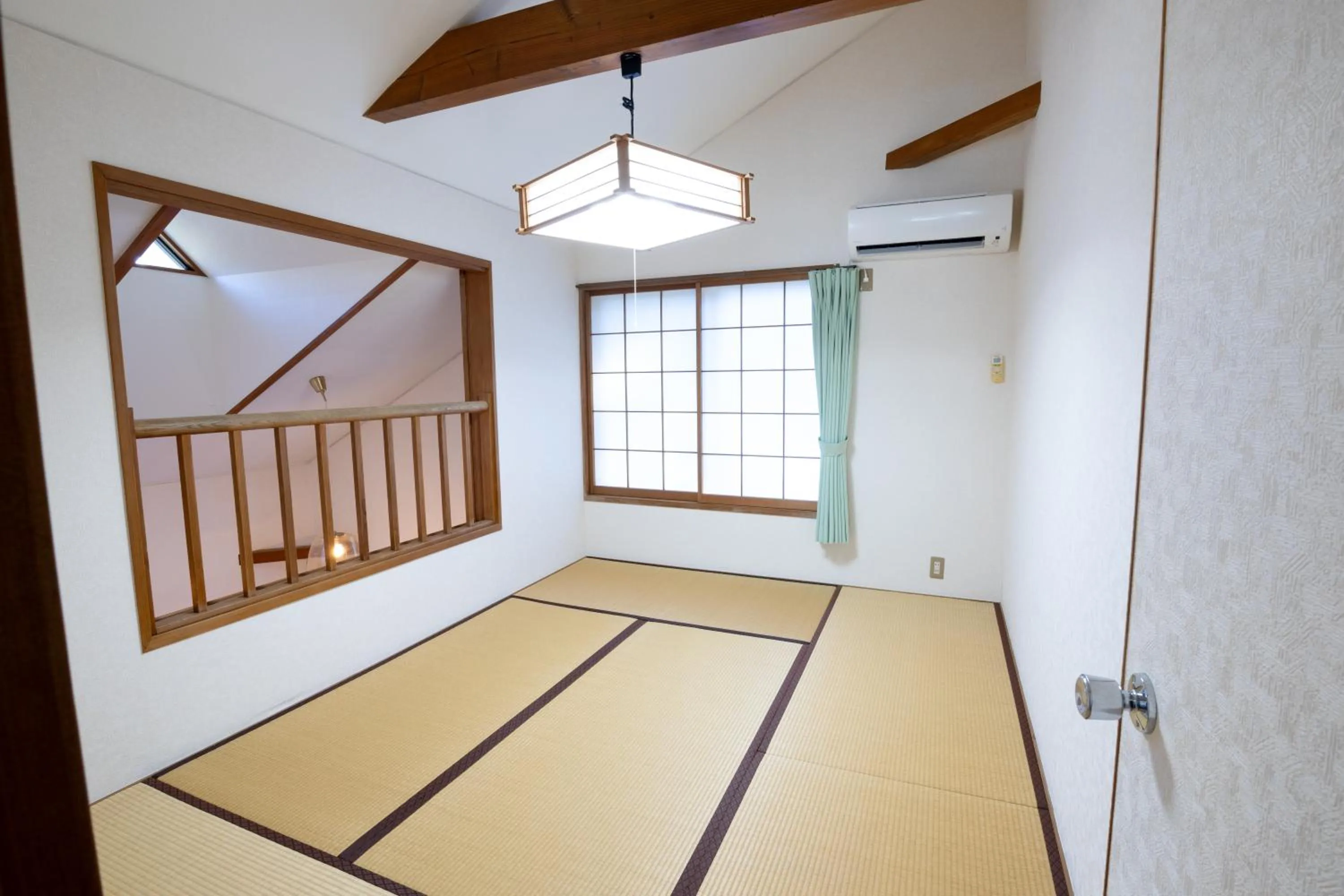 Photo of the whole room in Le Nessa Akazawa