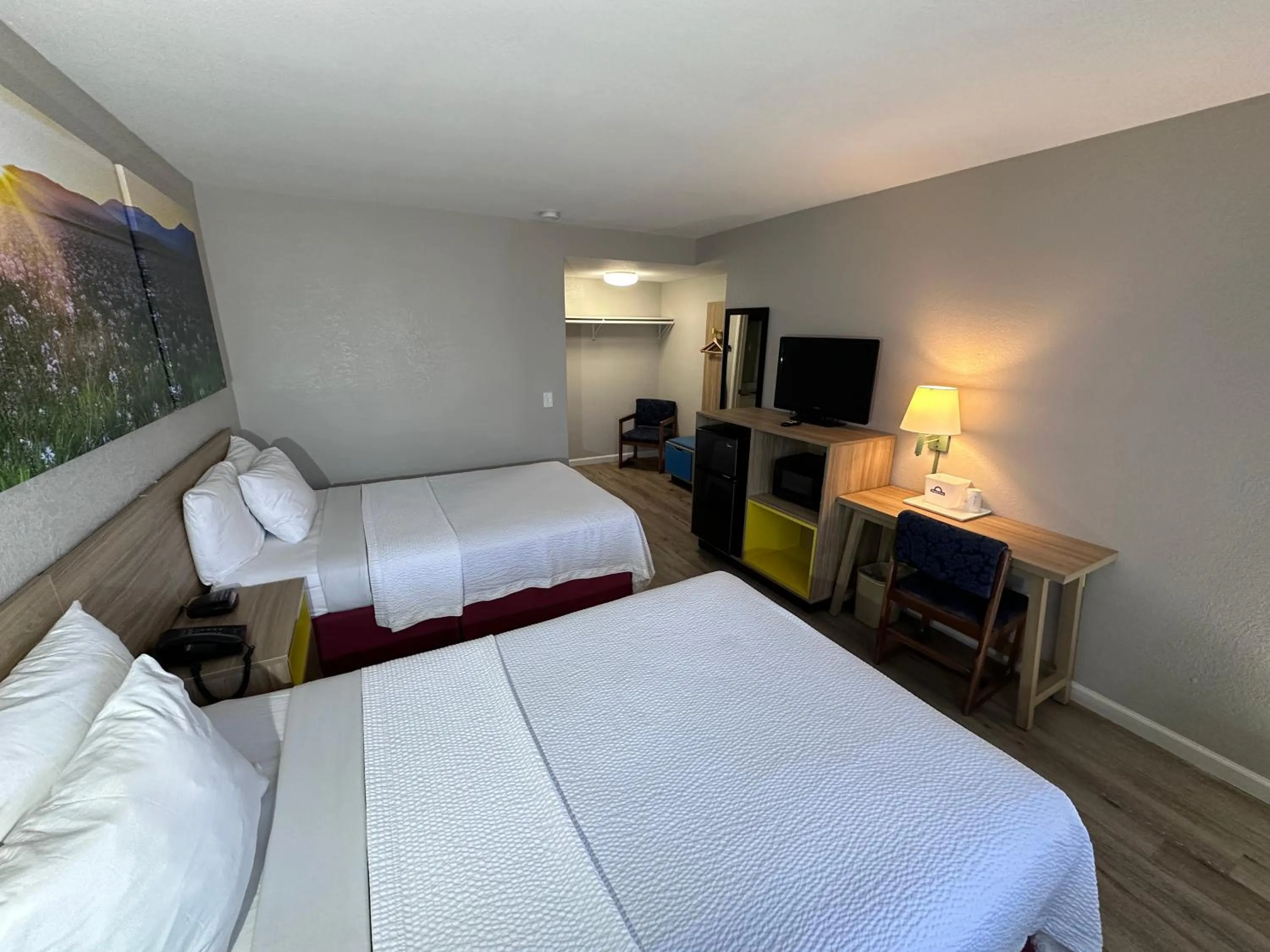 Bedroom, Bed in Days Inn by Wyndham San Marcos