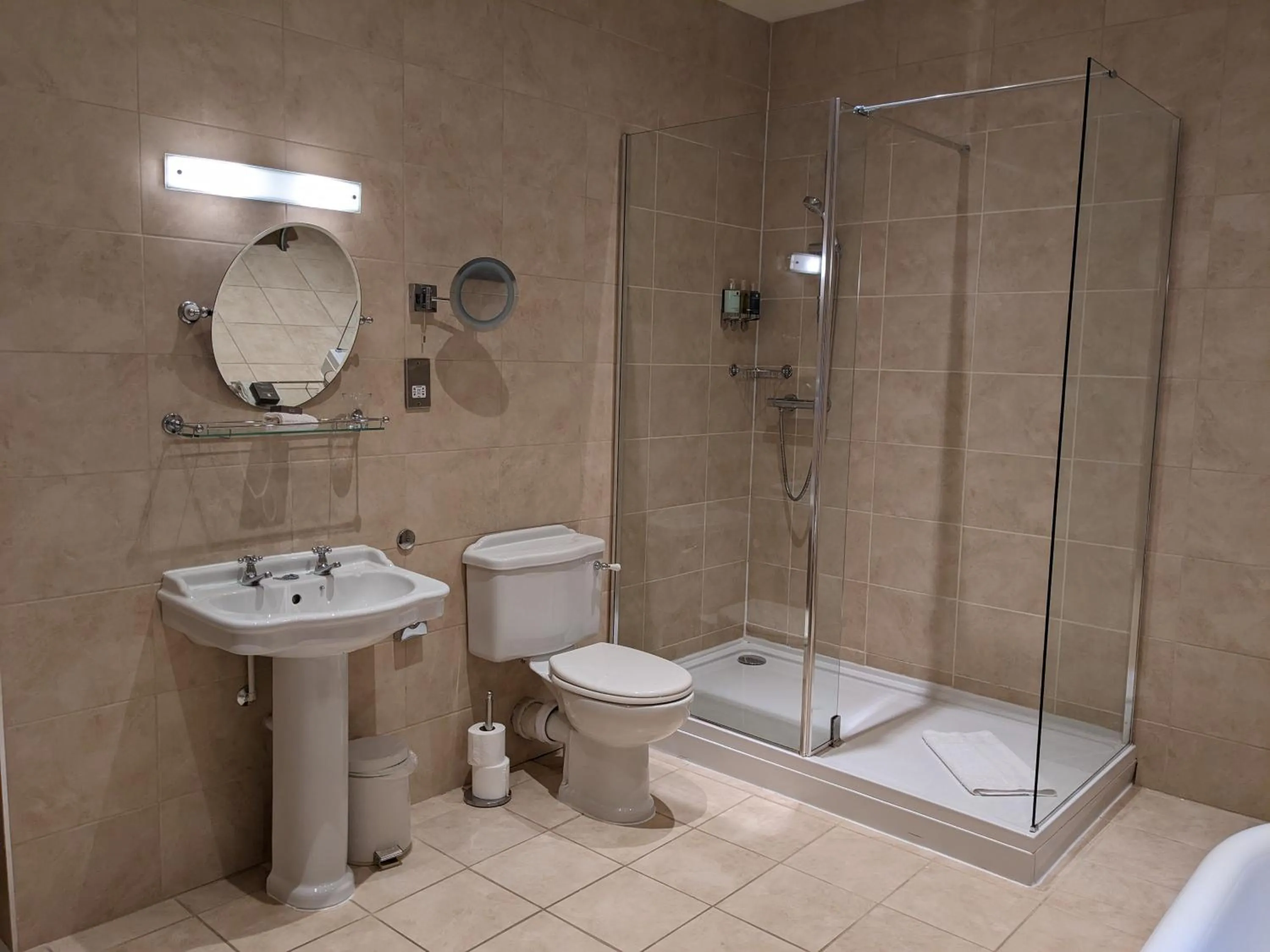 Shower in Dalhousie Castle Hotel