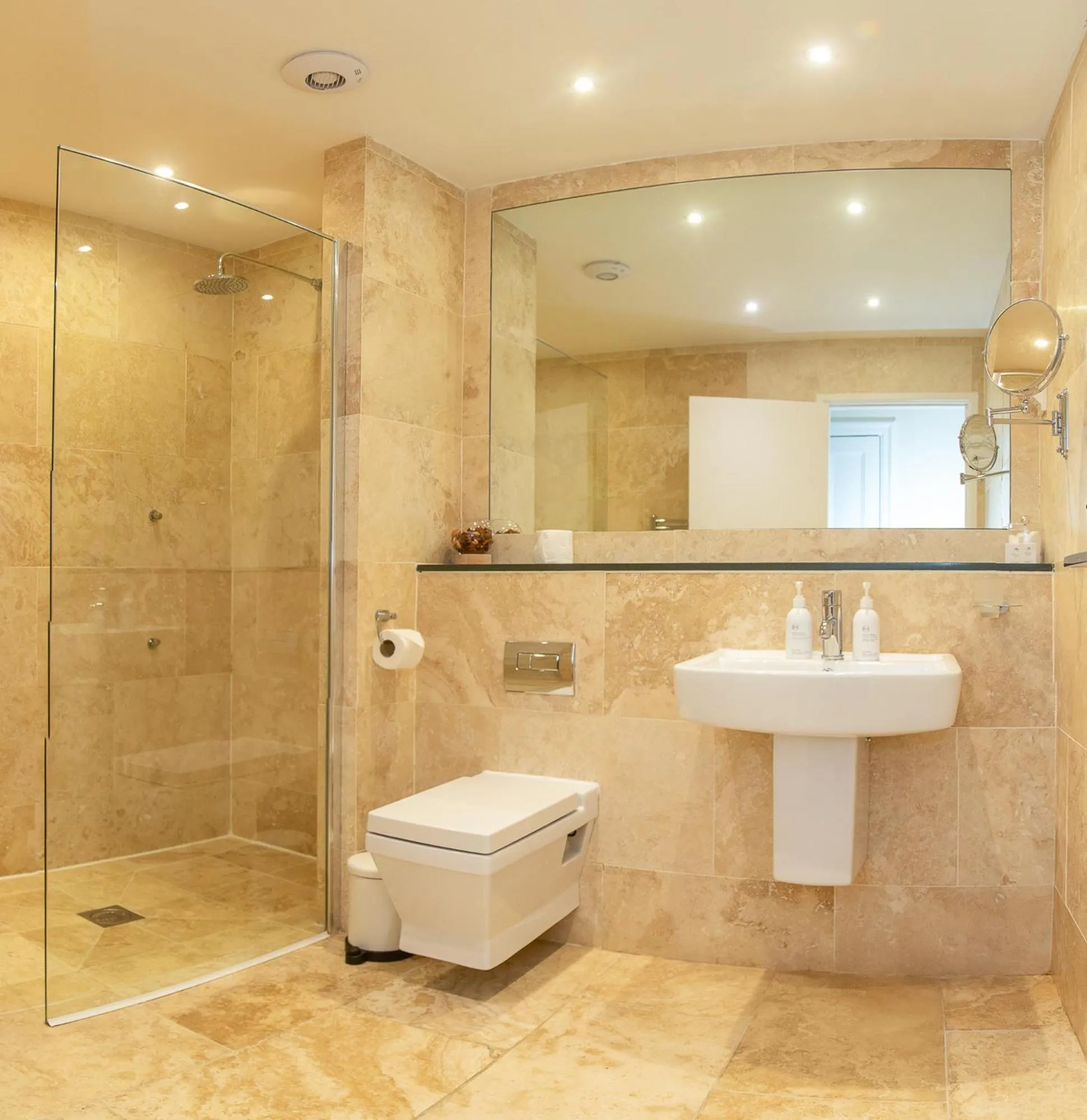 Toilet in Beaumont Guest House Windermere - Adult Only - Free Car Park & Off Site access to the local Health Centre